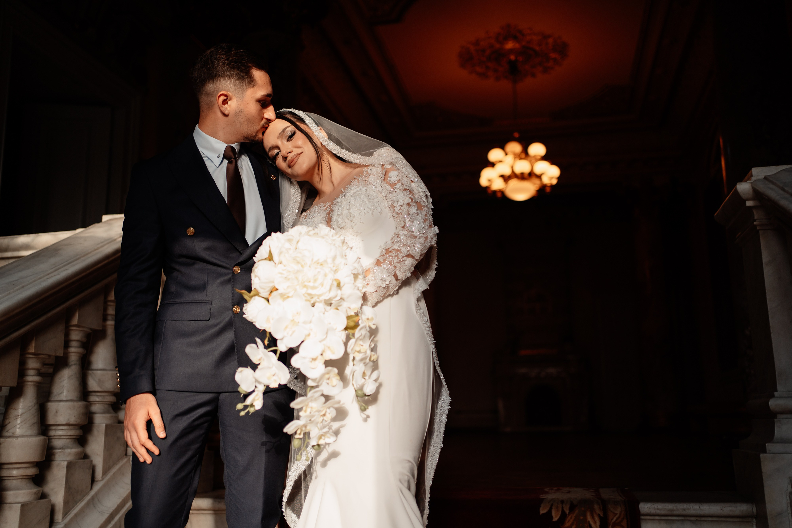 Moment emoționant între miri în ziua nunții, surprins într-un cadru natural și romantic, la Reina Events. Fotografie de nuntă profesională, editată artistic pentru a evidenția emoția și eleganța evenimentului.