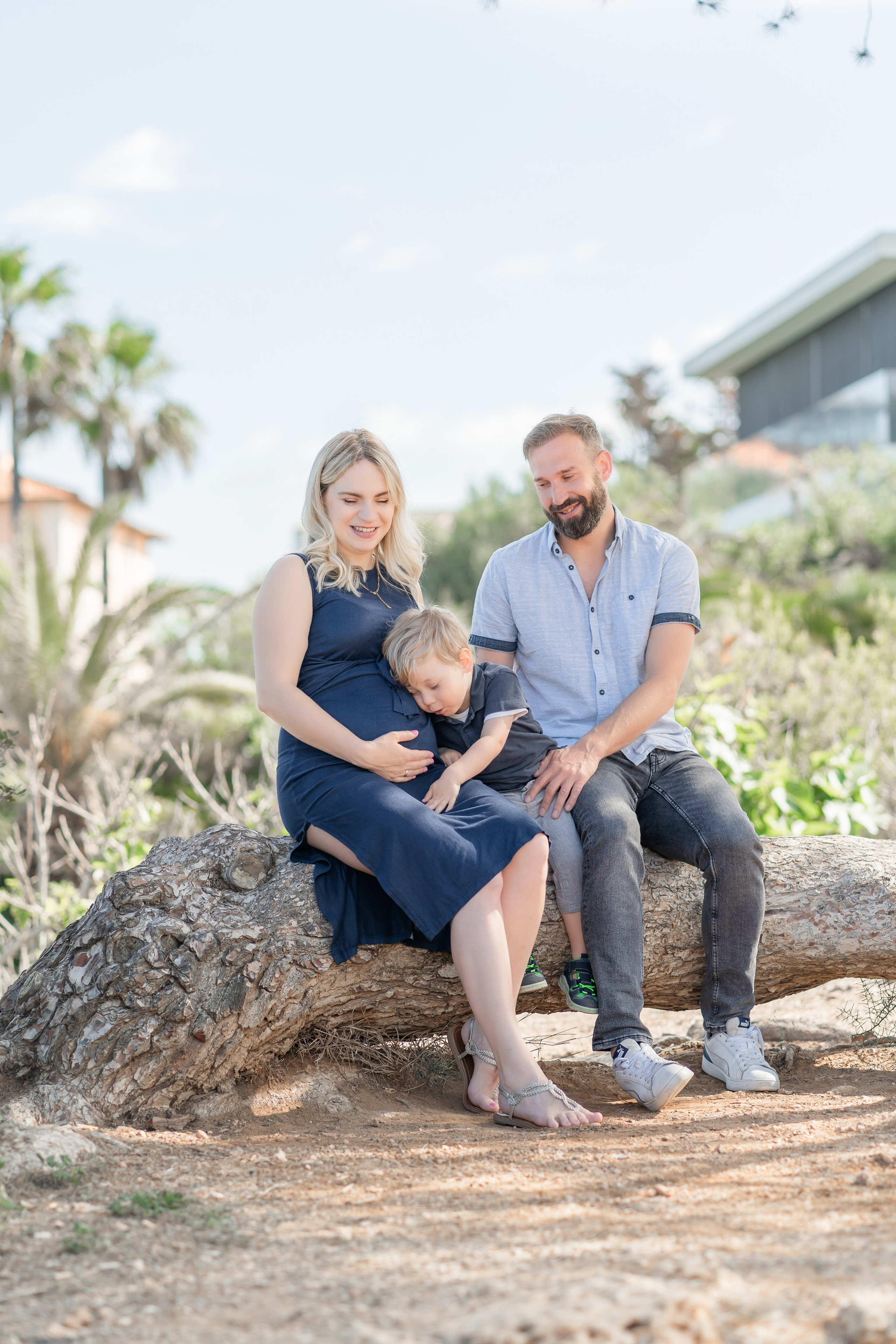 Babybauch-Shooting am Meer auf Mallorca mit Familie. Deine Fotografin auf Mallorca für Familien und Business