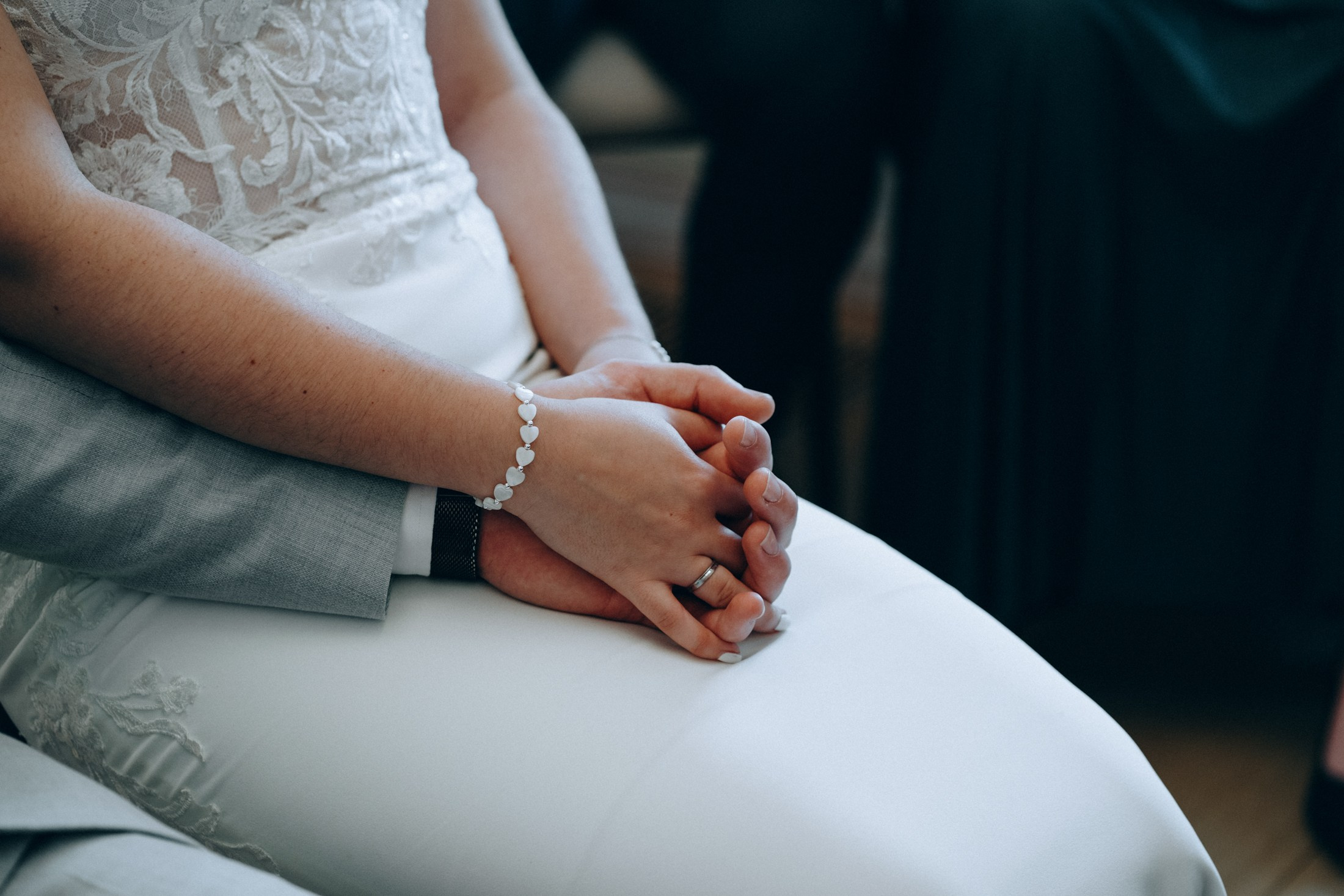 Свадебная фотография — руки невесты и жениха на церемонии
