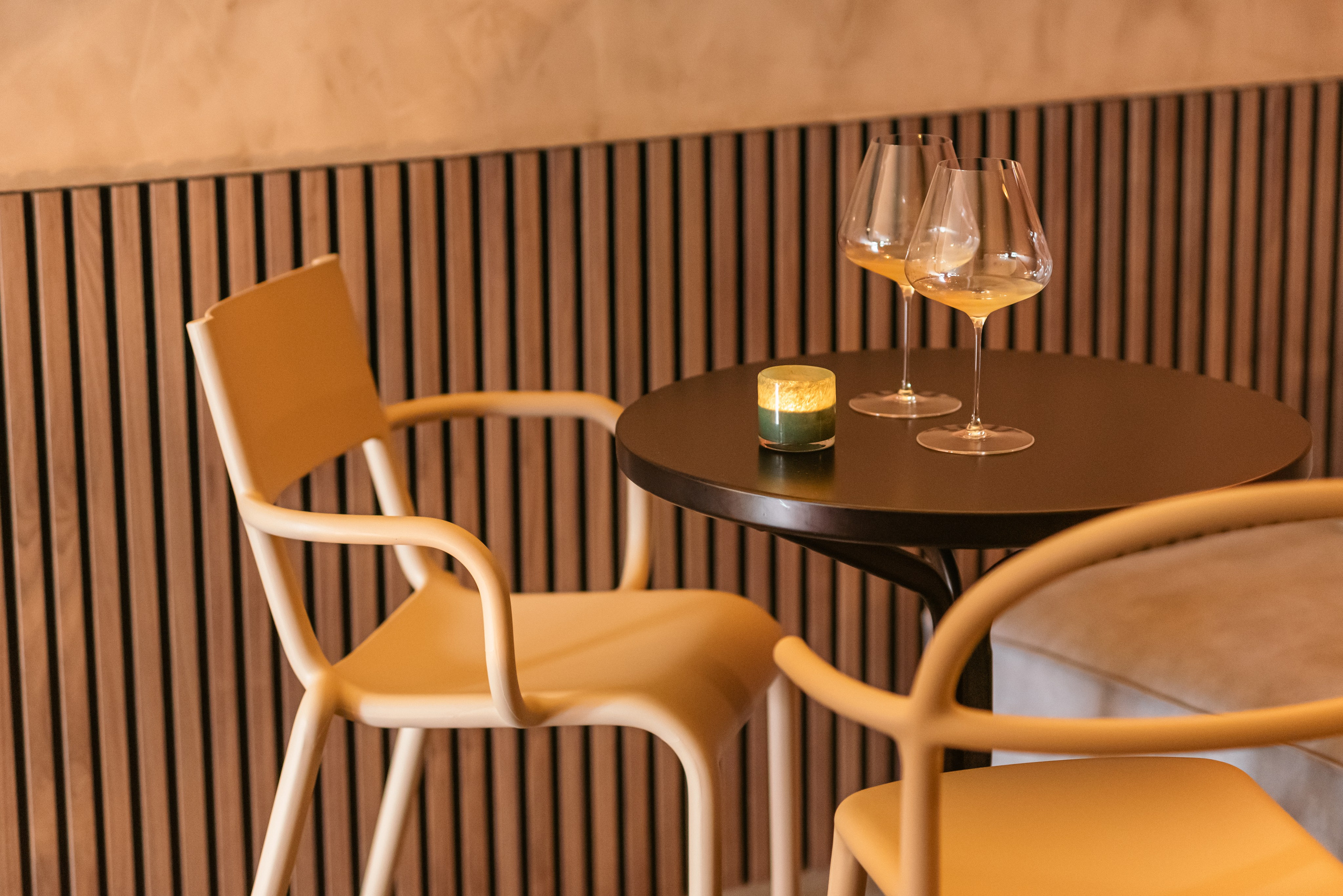 Les Amoureuses bar a vin. Ksenia Marchand/ Lifestyle photographer in Paris