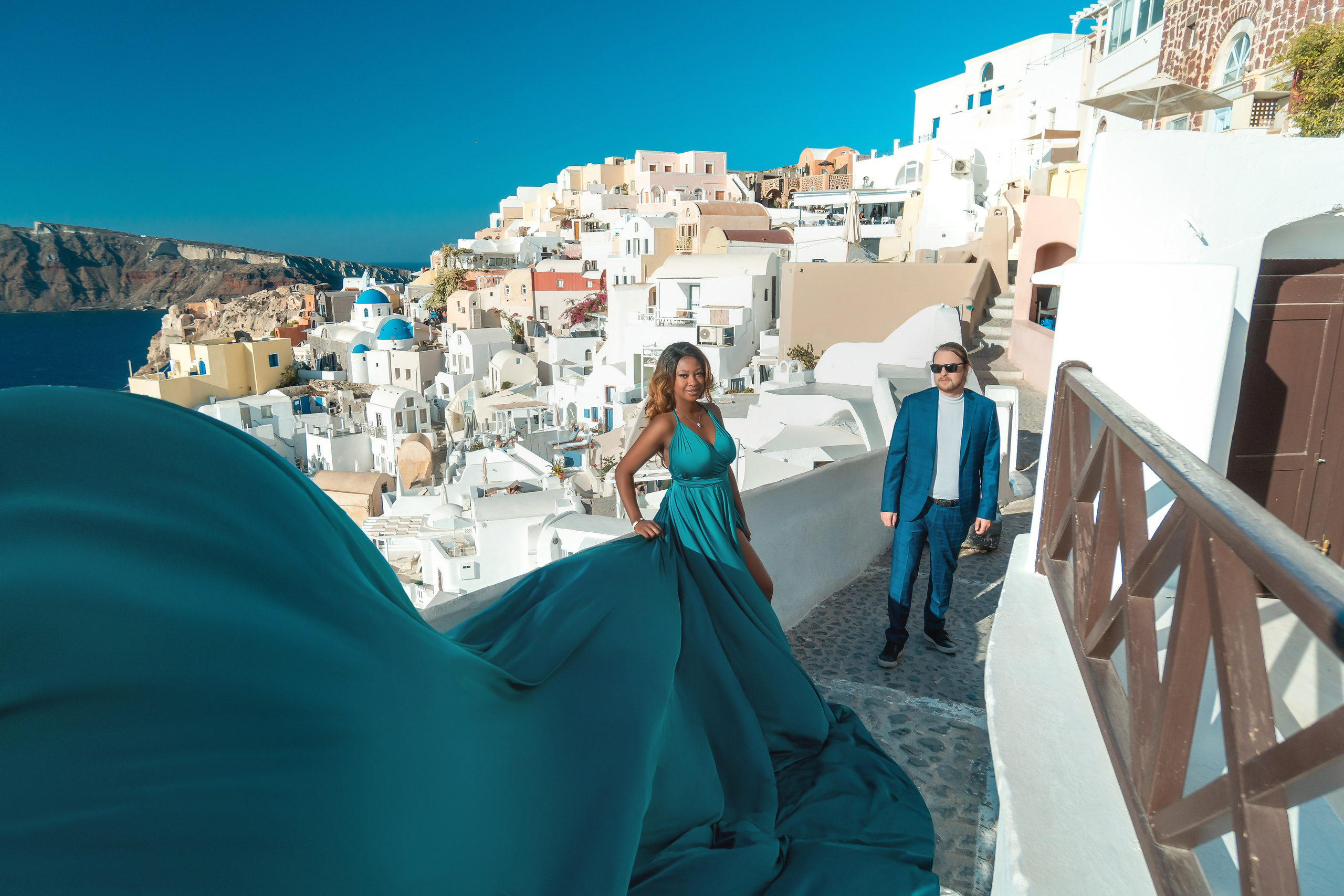 Flying dress couple photoshoot. Photographe vidéaste à Santorin|Séances photos de Robe volante Santorin|