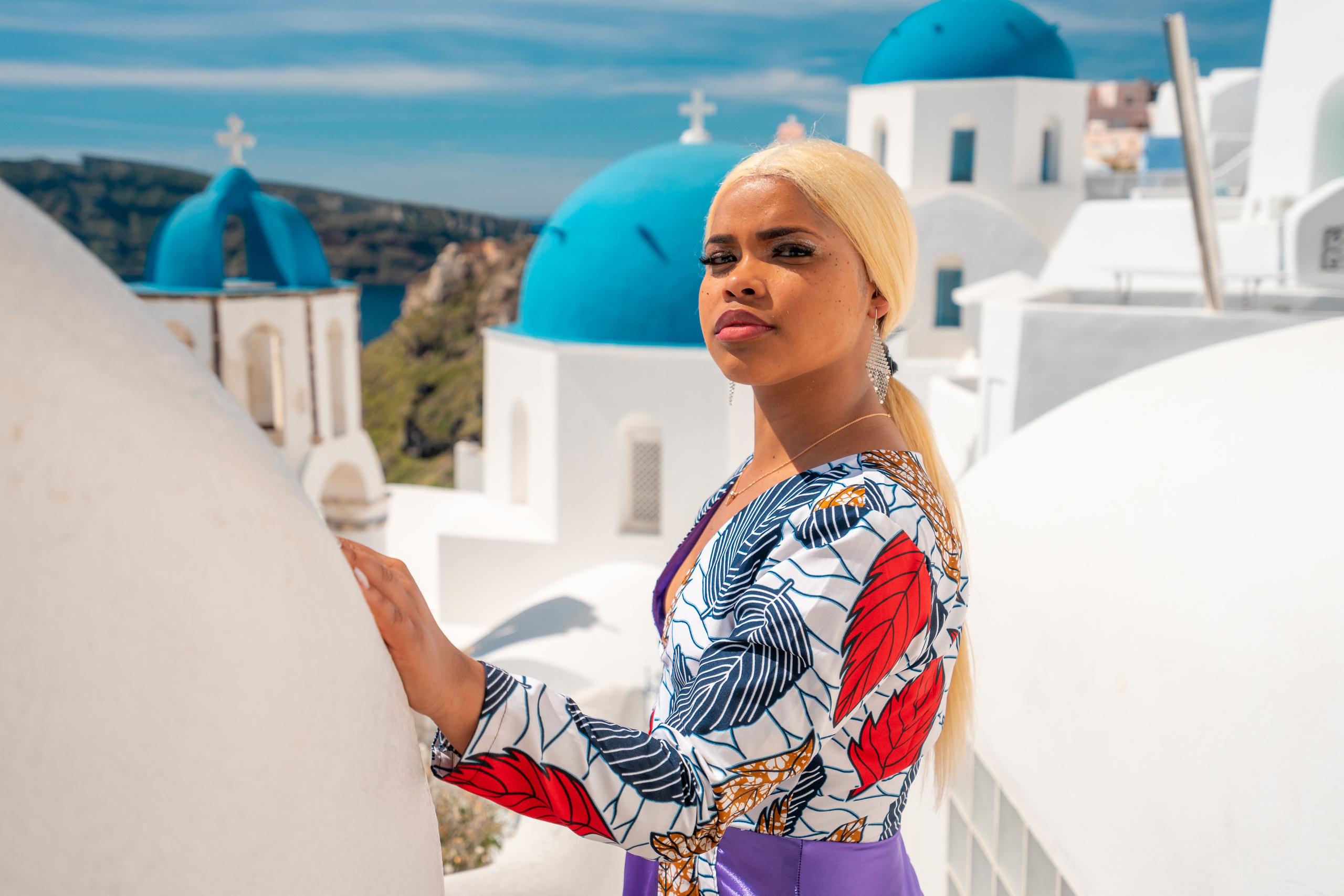 Une des séances photo complètes in Santorain (pas de Photoshop, 2020). Photographe vidéaste à Santorin|Séances photos de Robe volante Santorin|