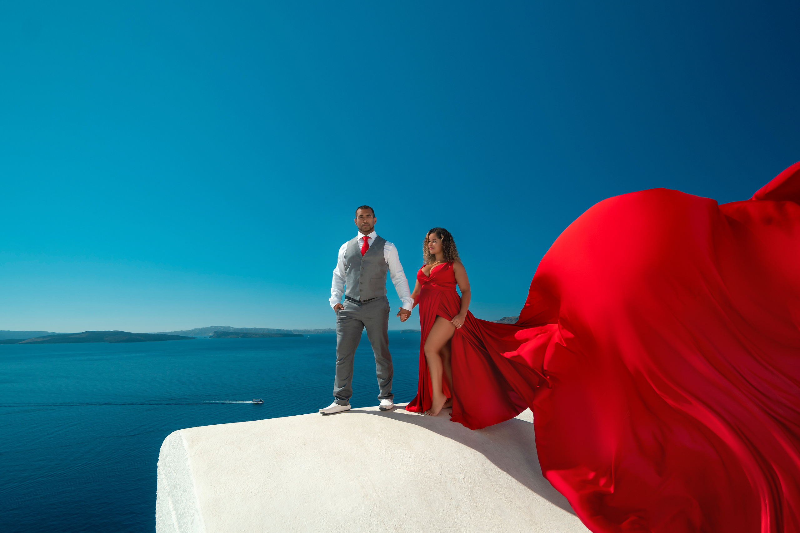 Séance Photo en Robe Volante pour Femme Enceinte – Séance Photo Maternité à Santorin. Photographe vidéaste à Santorin|Séances photos de Robe volante Santorin|