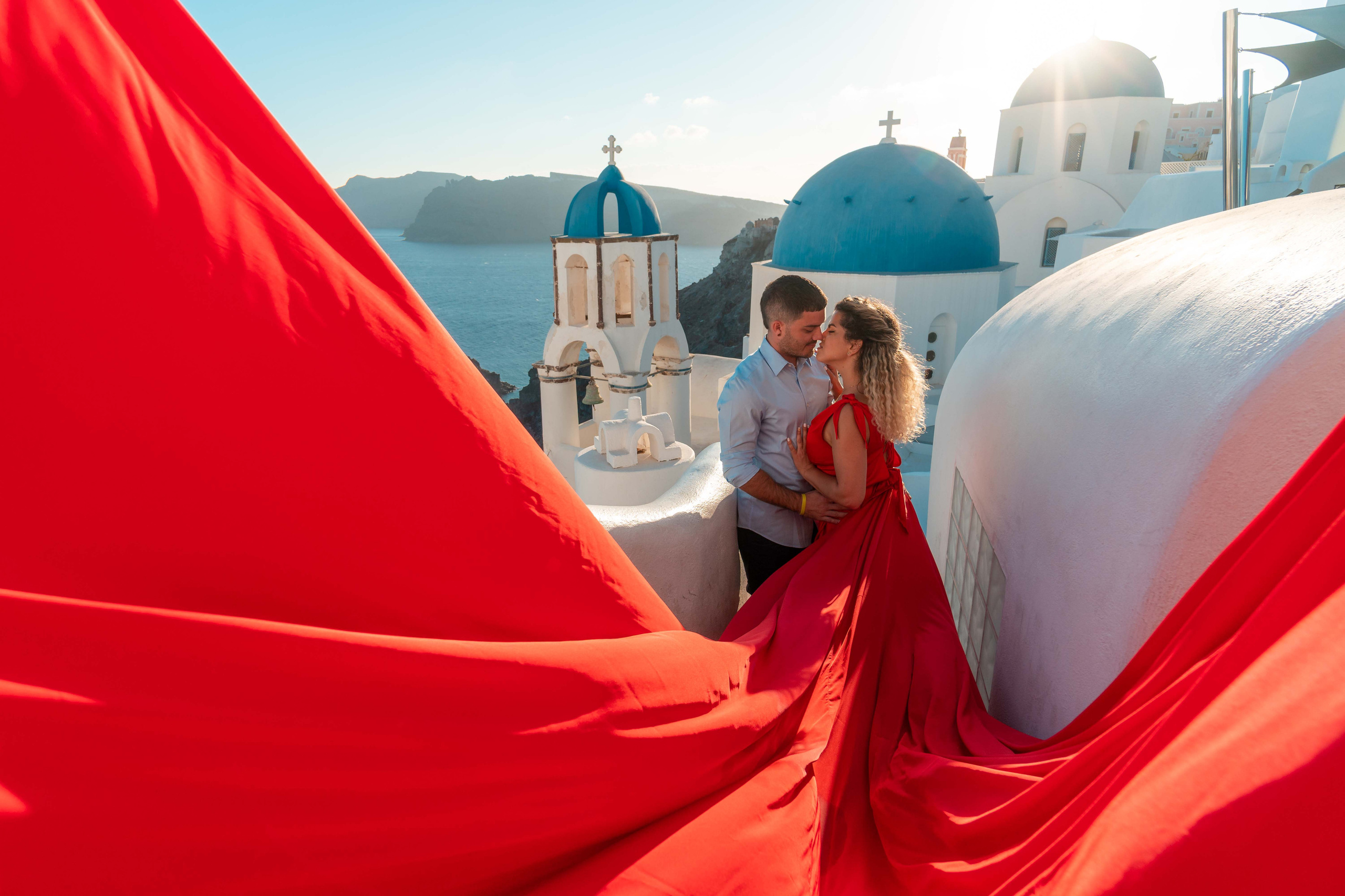 Robe volante rouge à Santorin - Dos en V, Tailles XS-XL, Location à 100 euros. Photographe vidéaste à Santorin|Séances photos de Robe volante Santorin|