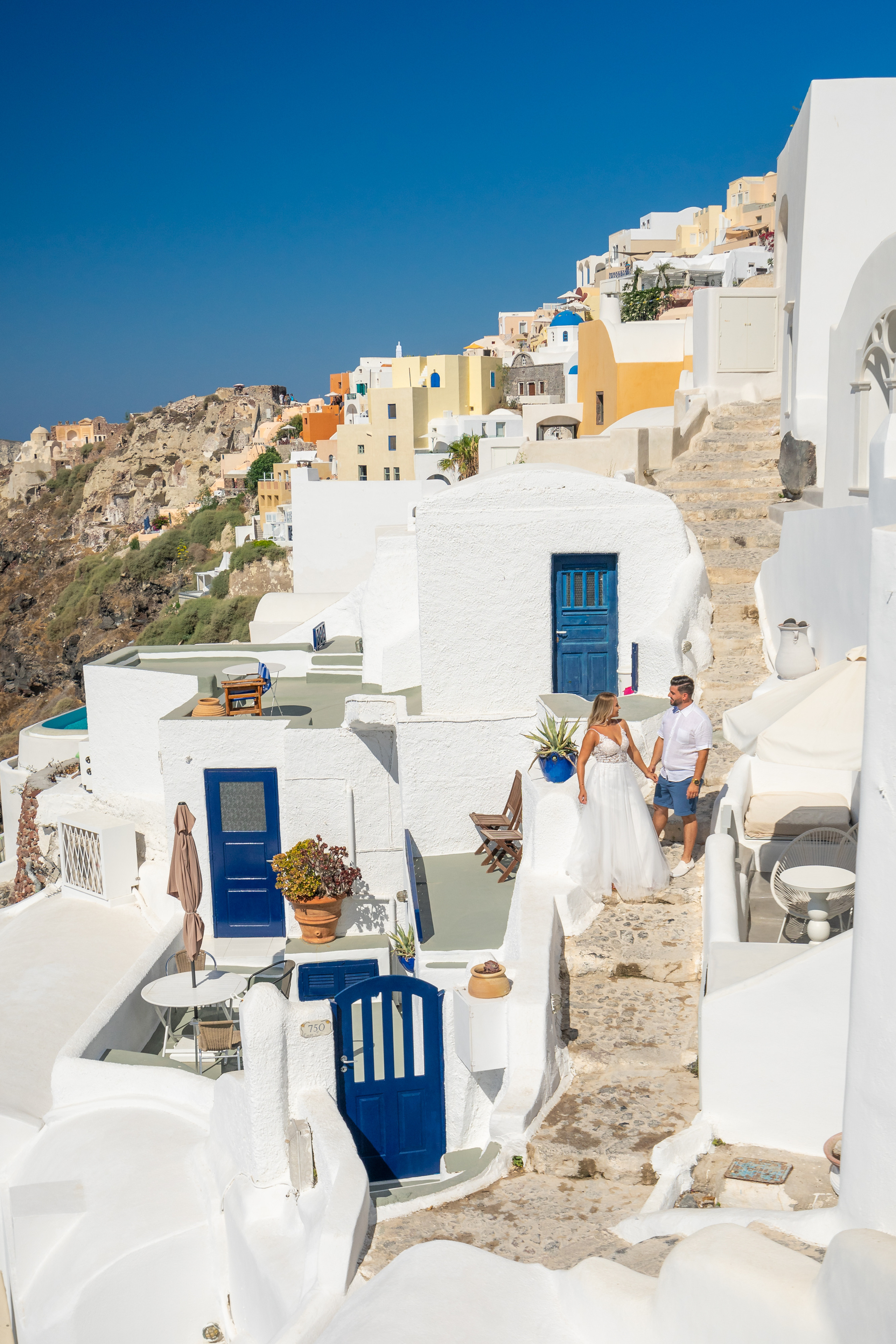 Séance photo de mariage à Oia Santorin. Photographe vidéaste à Santorin|Séances photos de Robe volante Santorin|