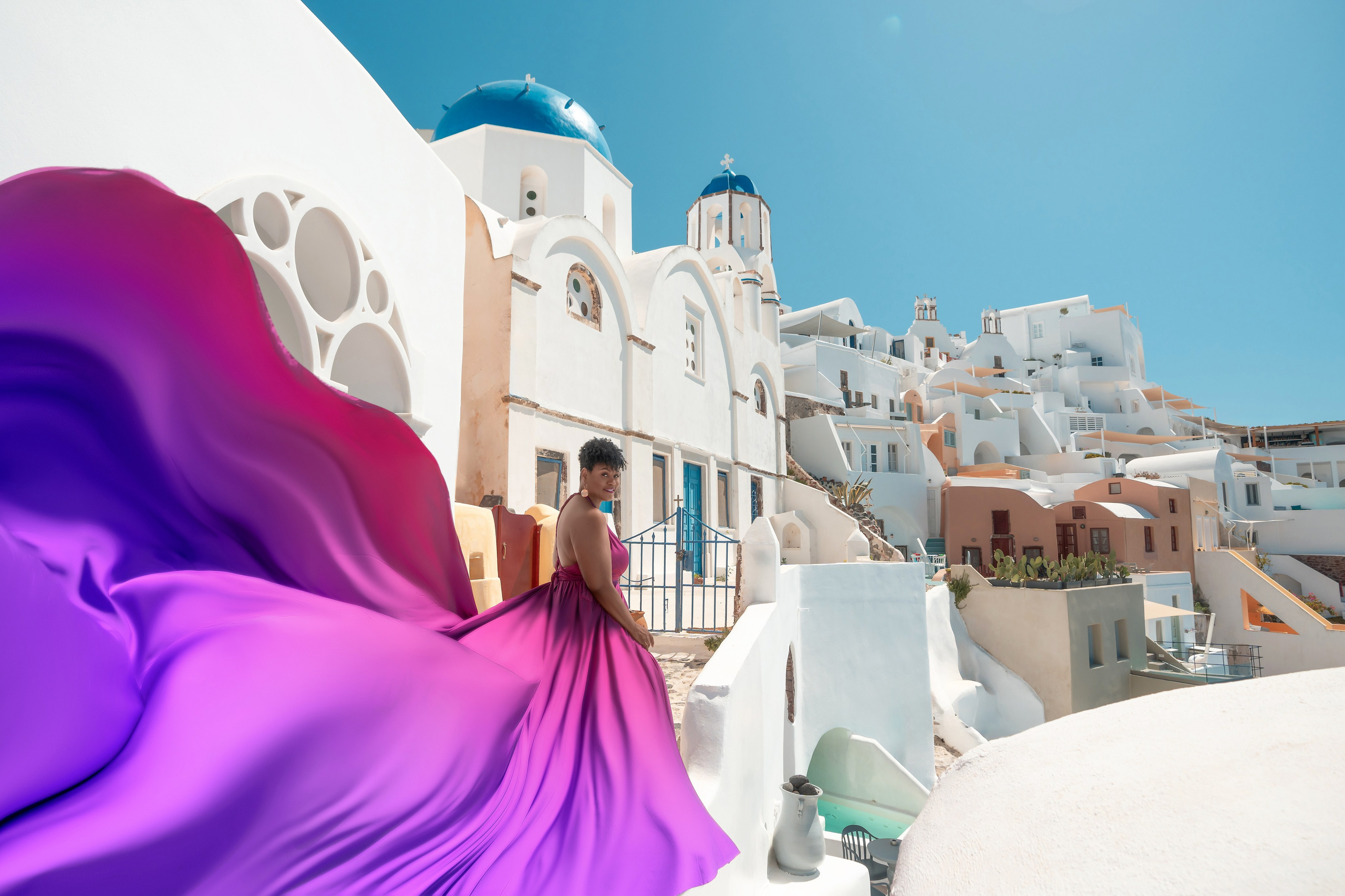 Robe volante fuchsia foncé dos nu XS-XL | Location 100 Euros. Photographe vidéaste à Santorin|Séances photos de Robe volante Santorin|