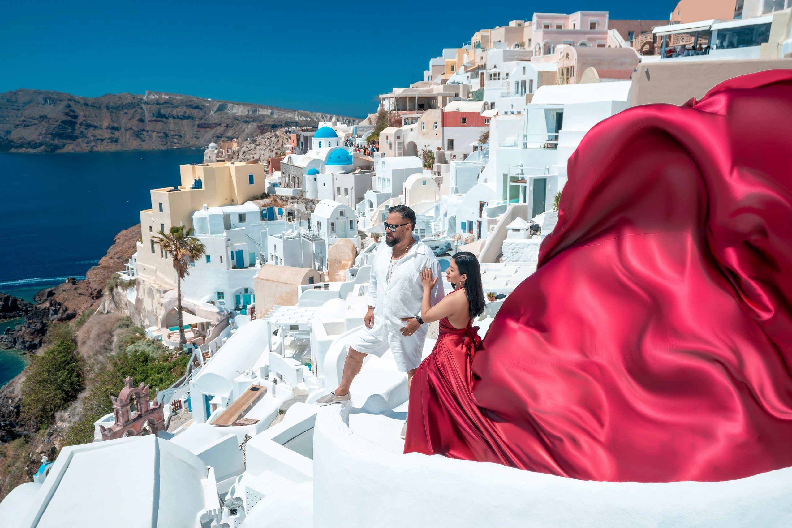 Santorini photoshoot. Photographe vidéaste à Santorin|Séances photos de Robe volante Santorin|