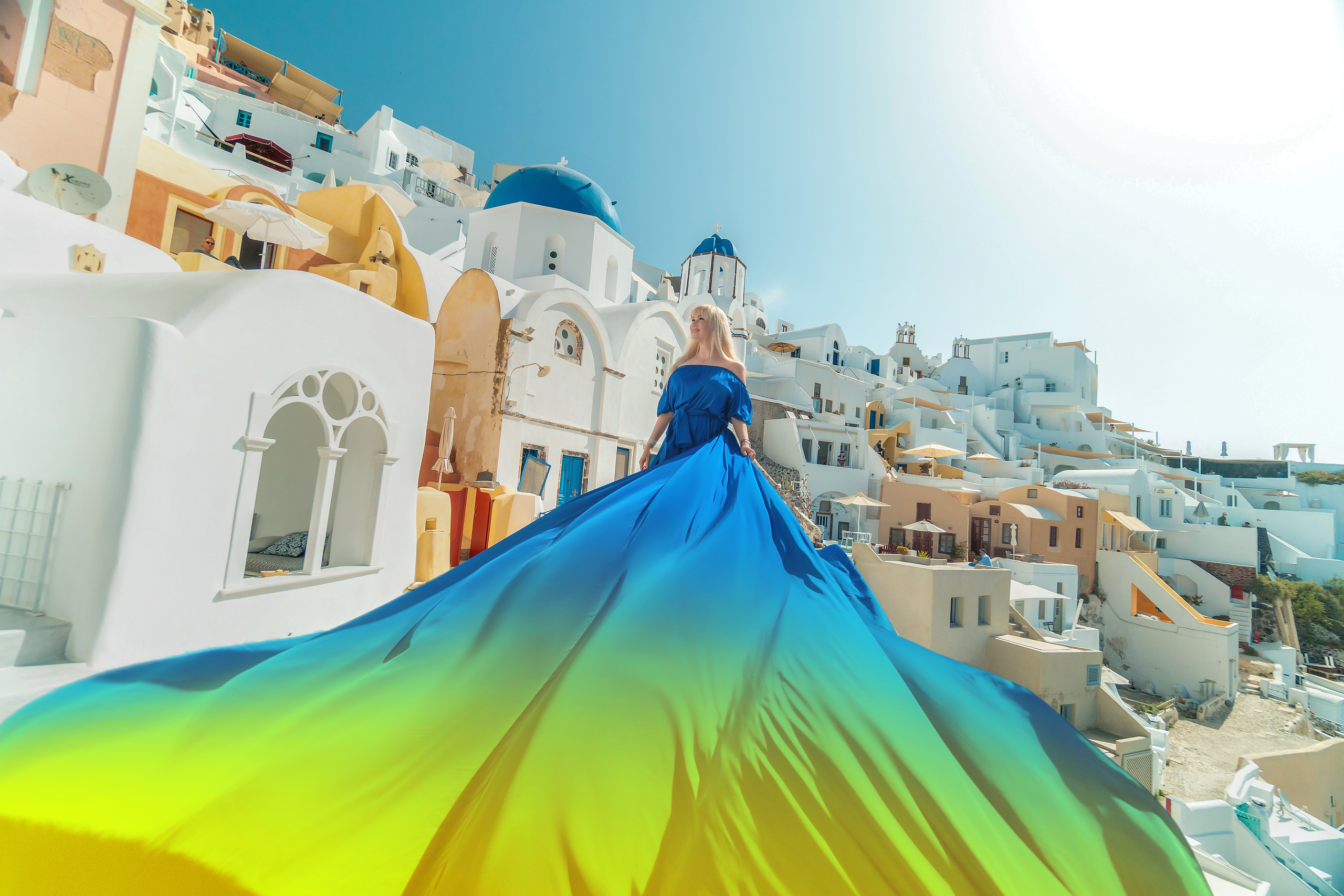 Photo session in Oia, Santorini in the morning “Ukraine”. Photographe vidéaste à Santorin|Séances photos de Robe volante Santorin|