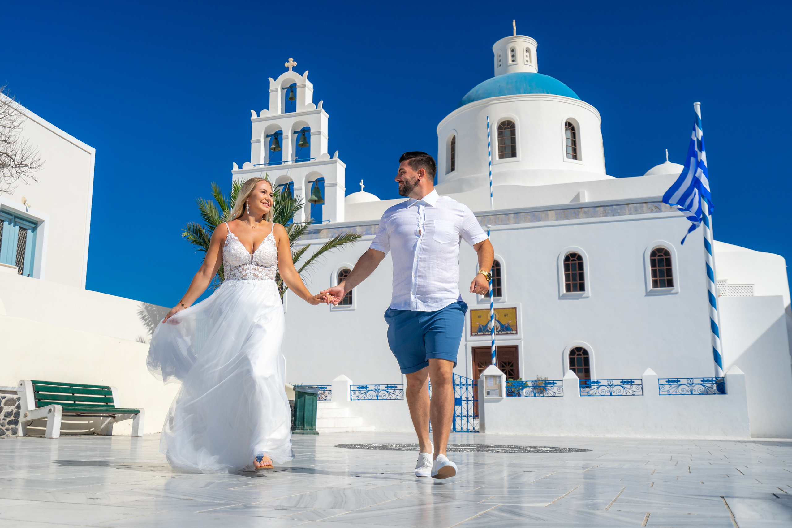 Séance photo de mariage à Oia Santorin. Photographe vidéaste à Santorin|Séances photos de Robe volante Santorin|