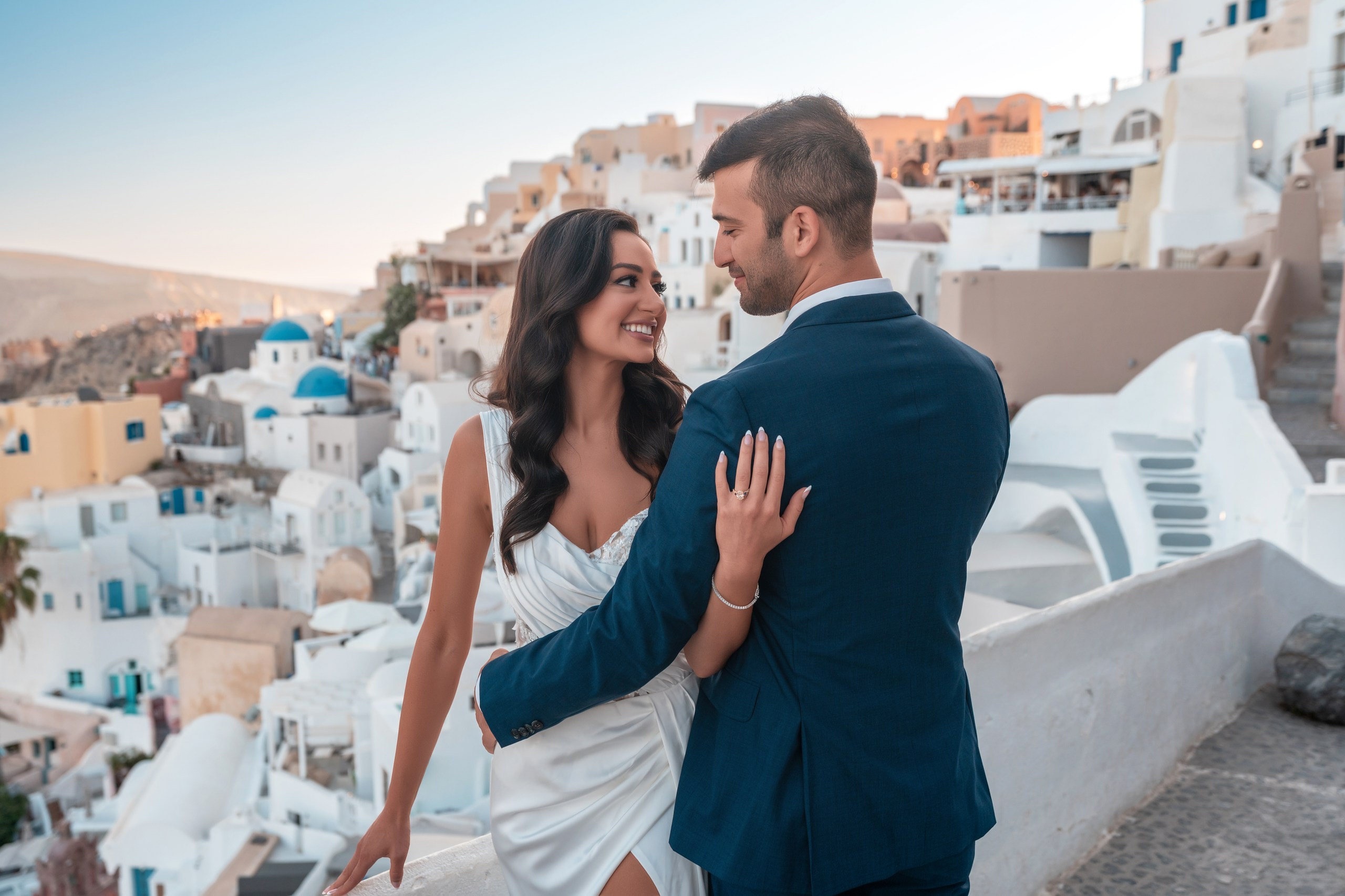 Golden Sunset Wedding in Santorini. Photographe vidéaste à Santorin|Séances photos de Robe volante Santorin|