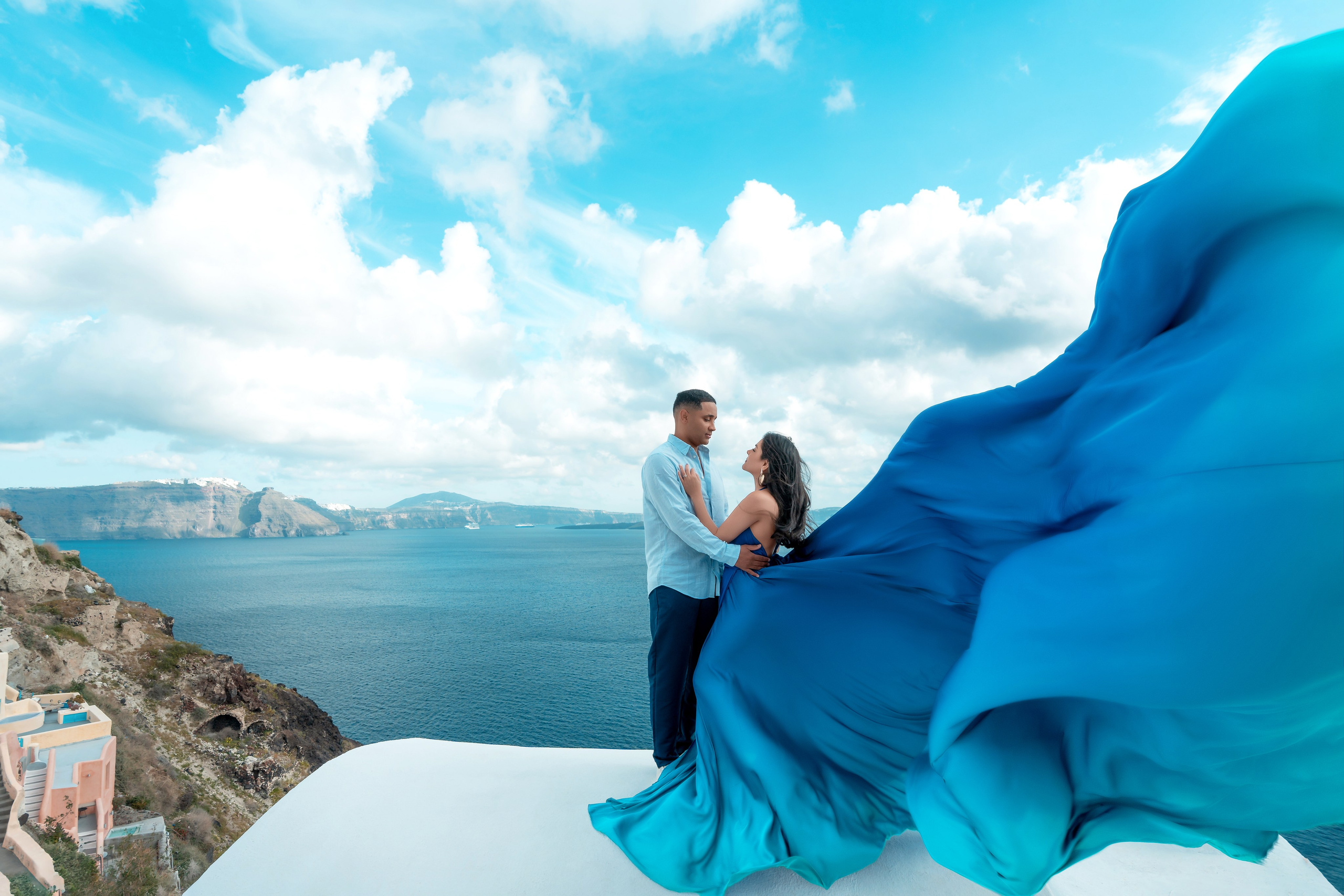Séance photo à Santorin en mars: Sublimez vos clichés avec une robe volante bleu roi. Photographe vidéaste à Santorin|Séances photos de Robe volante Santorin|