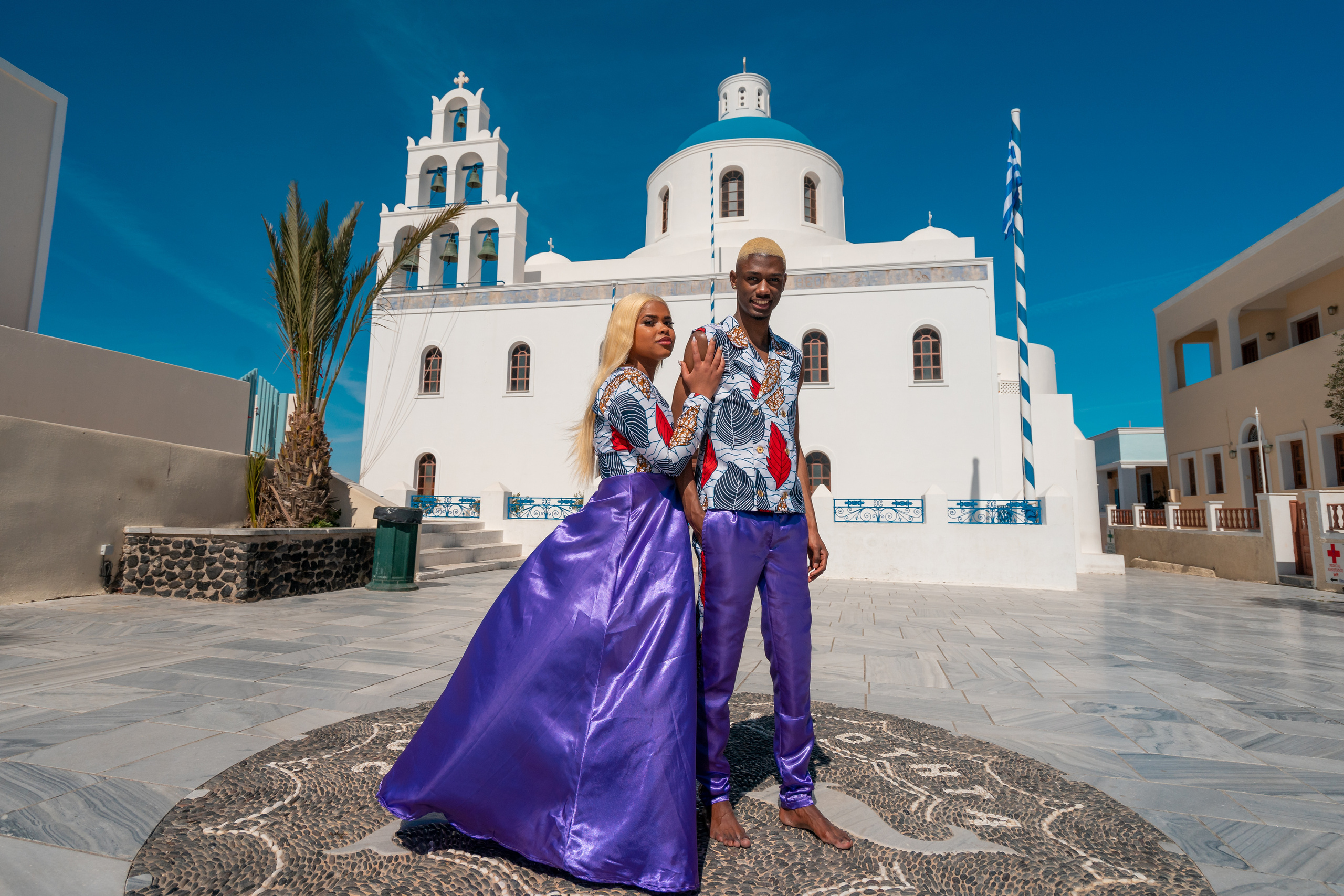 Une des séances photo complètes in Santorain (pas de Photoshop, 2020). Photographe vidéaste à Santorin|Séances photos de Robe volante Santorin|