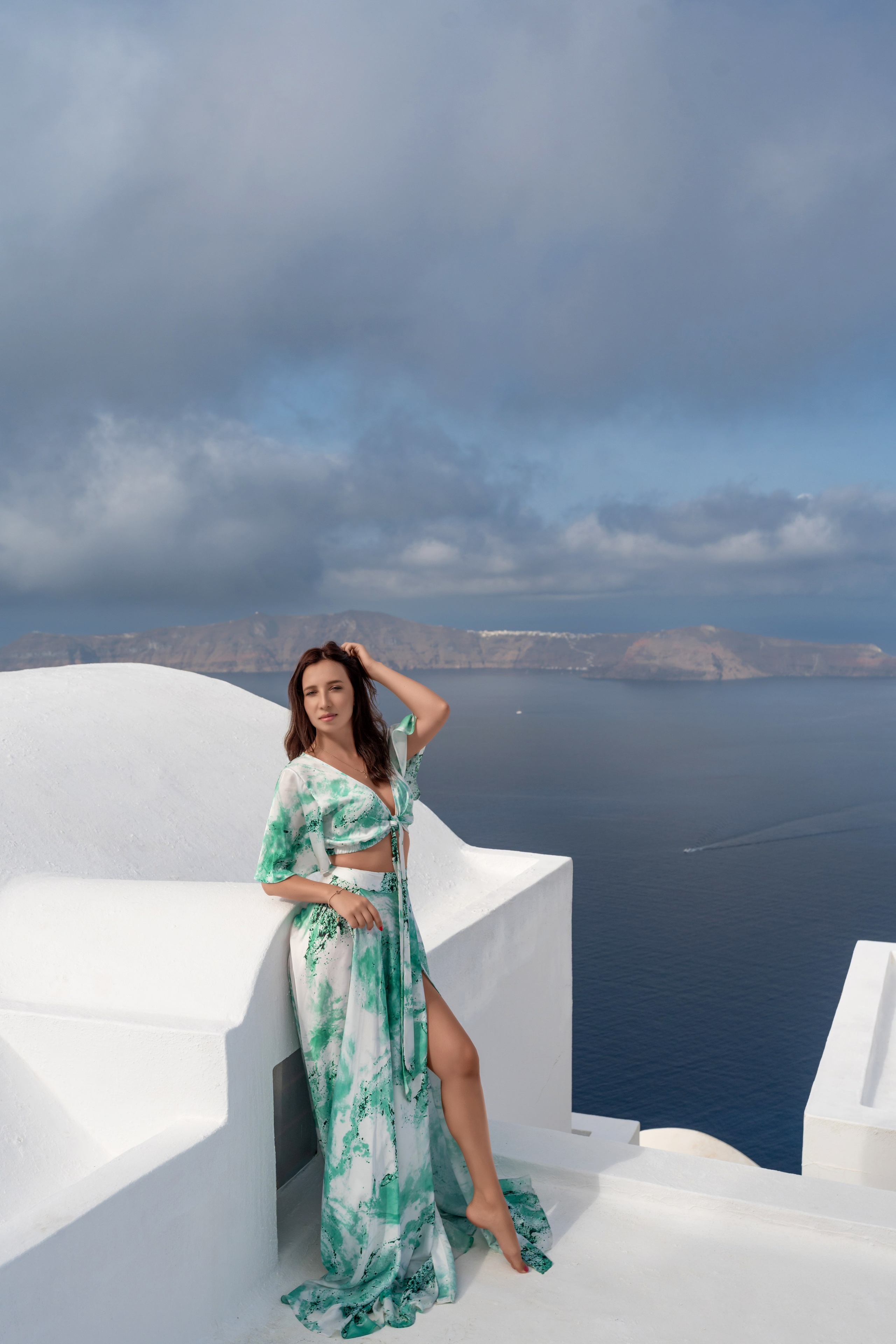 Rêves au coucher du soleil : à la découverte d'Imerovigli, Santorin avec Julia. Photographe vidéaste à Santorin|Séances photos de Robe volante Santorin|