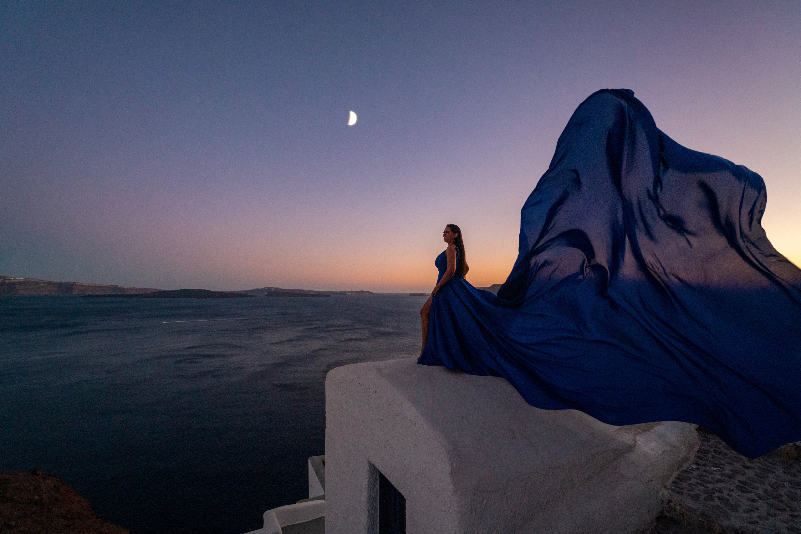 Sunset time in Oia, royal blue dress. Photographe vidéaste à Santorin|Séances photos de Robe volante Santorin|