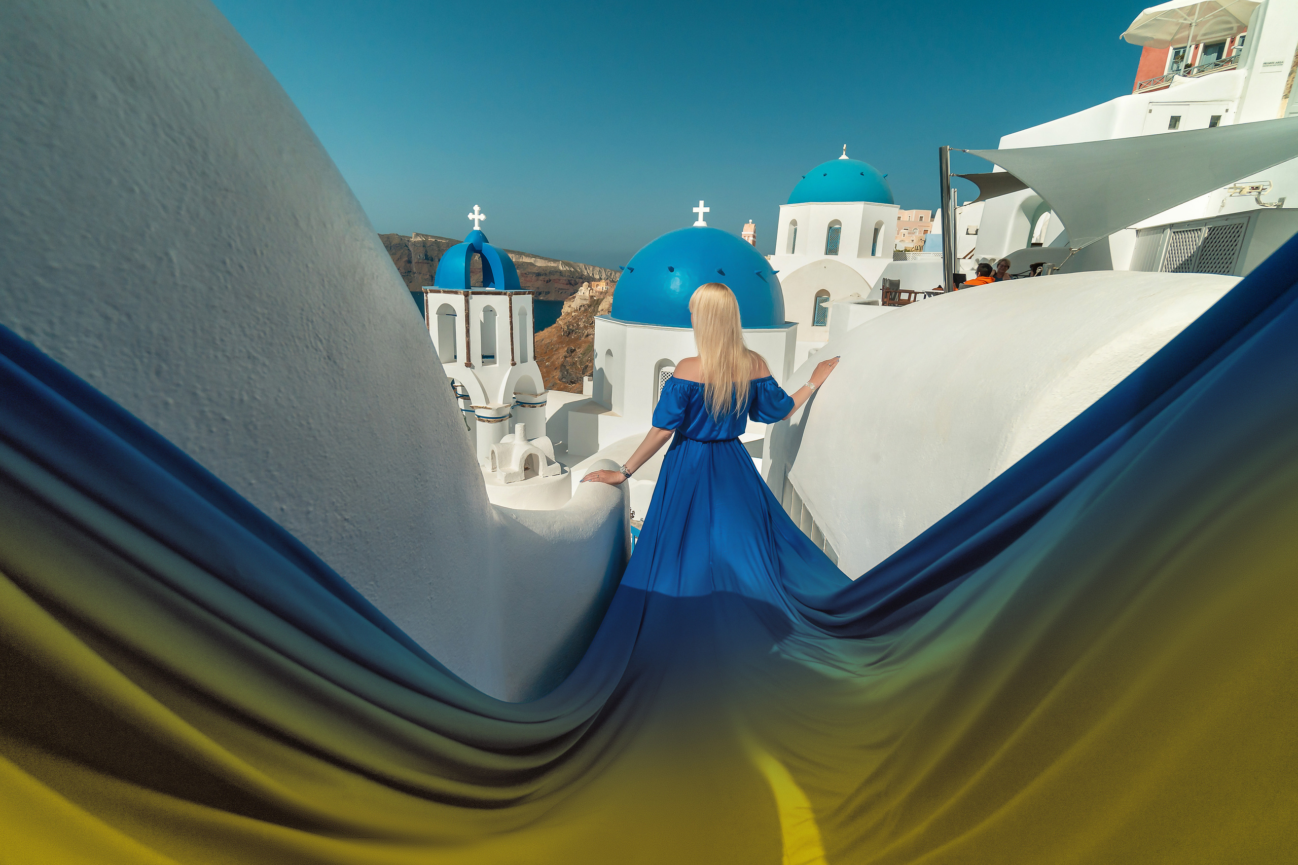 Photo session in Oia, Santorini in the morning “Ukraine”. Photographe vidéaste à Santorin|Séances photos de Robe volante Santorin|