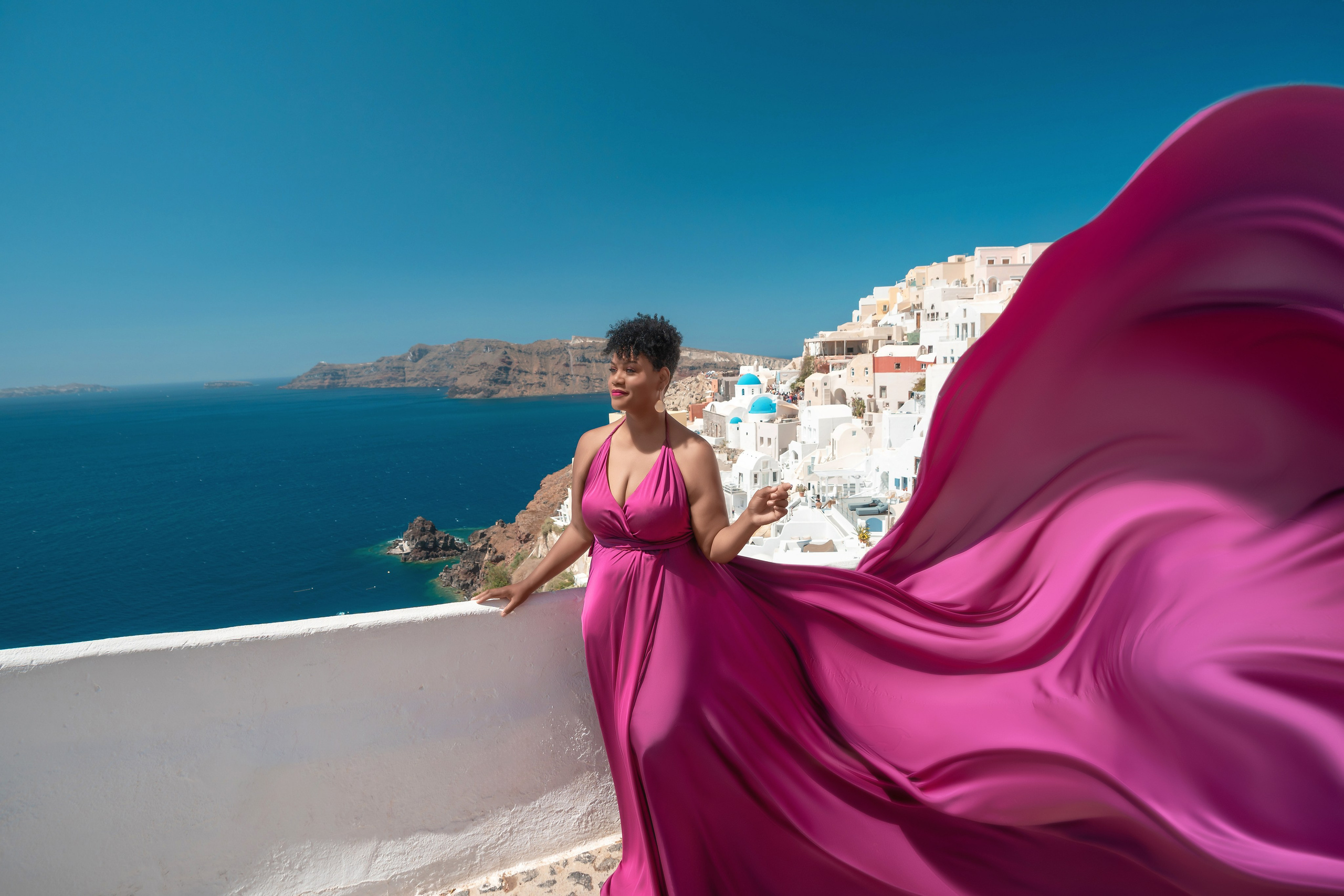 Robe volante fuchsia foncé dos nu XS-XL | Location 100 Euros. Photographe vidéaste à Santorin|Séances photos de Robe volante Santorin|