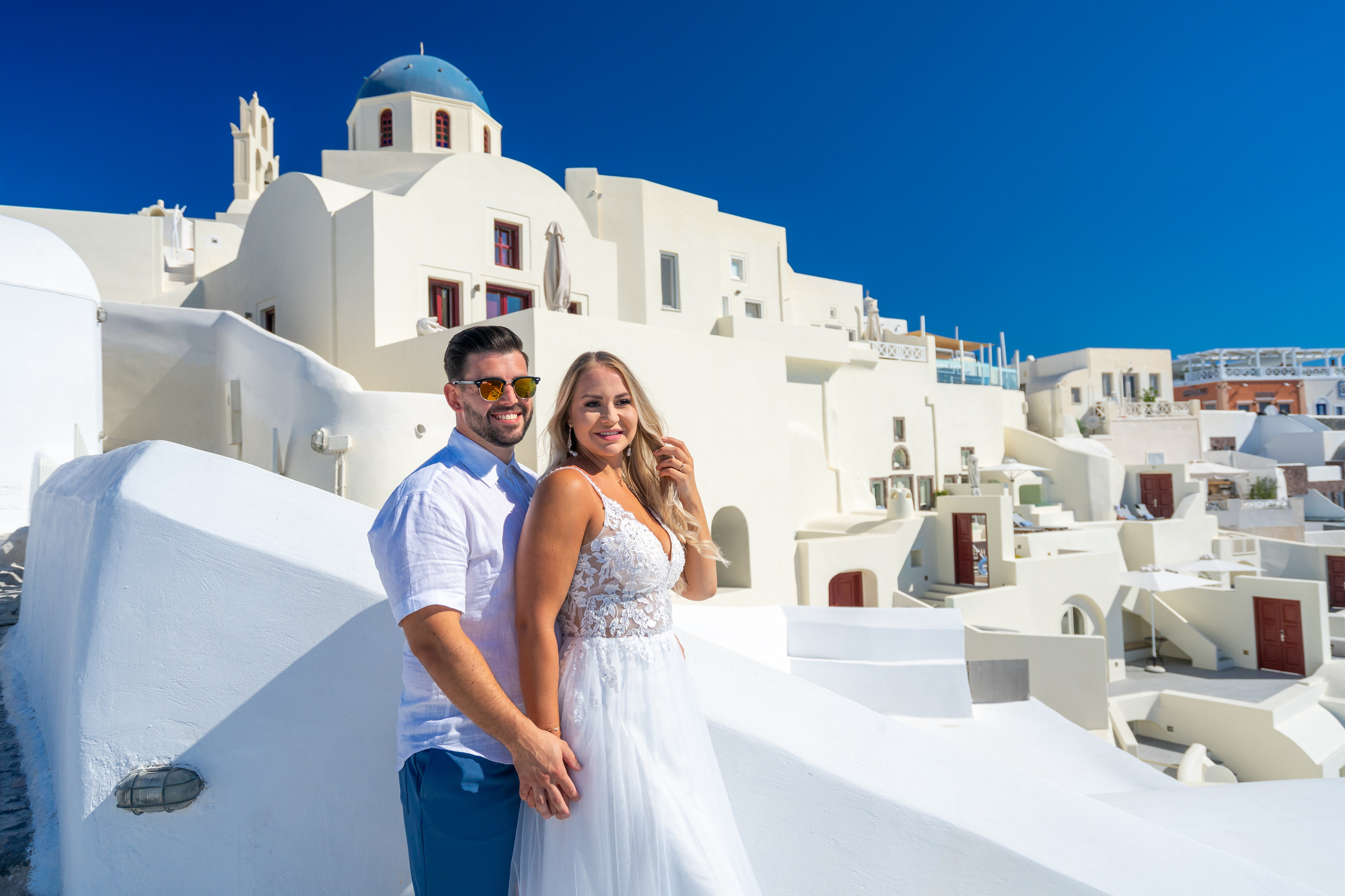 Séance photo de mariage à Oia Santorin. Photographe vidéaste à Santorin|Séances photos de Robe volante Santorin|