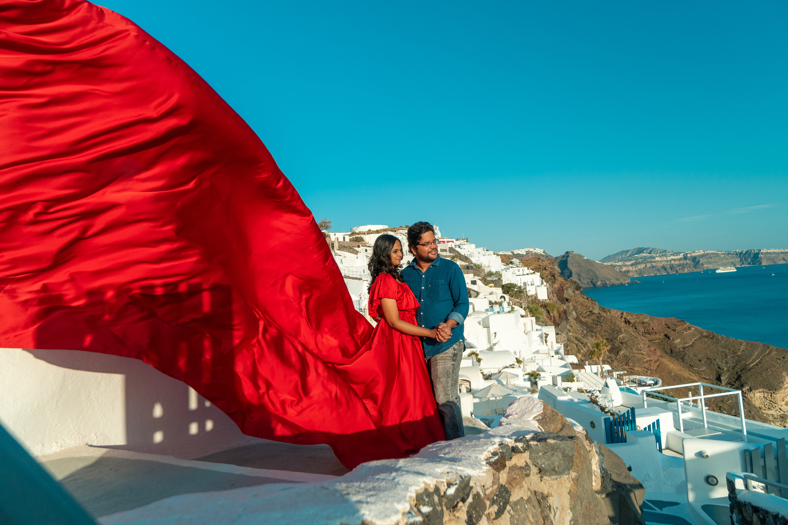 Robe Volante Santorin. Photographe vidéaste à Santorin|Séances photos de Robe volante Santorin|