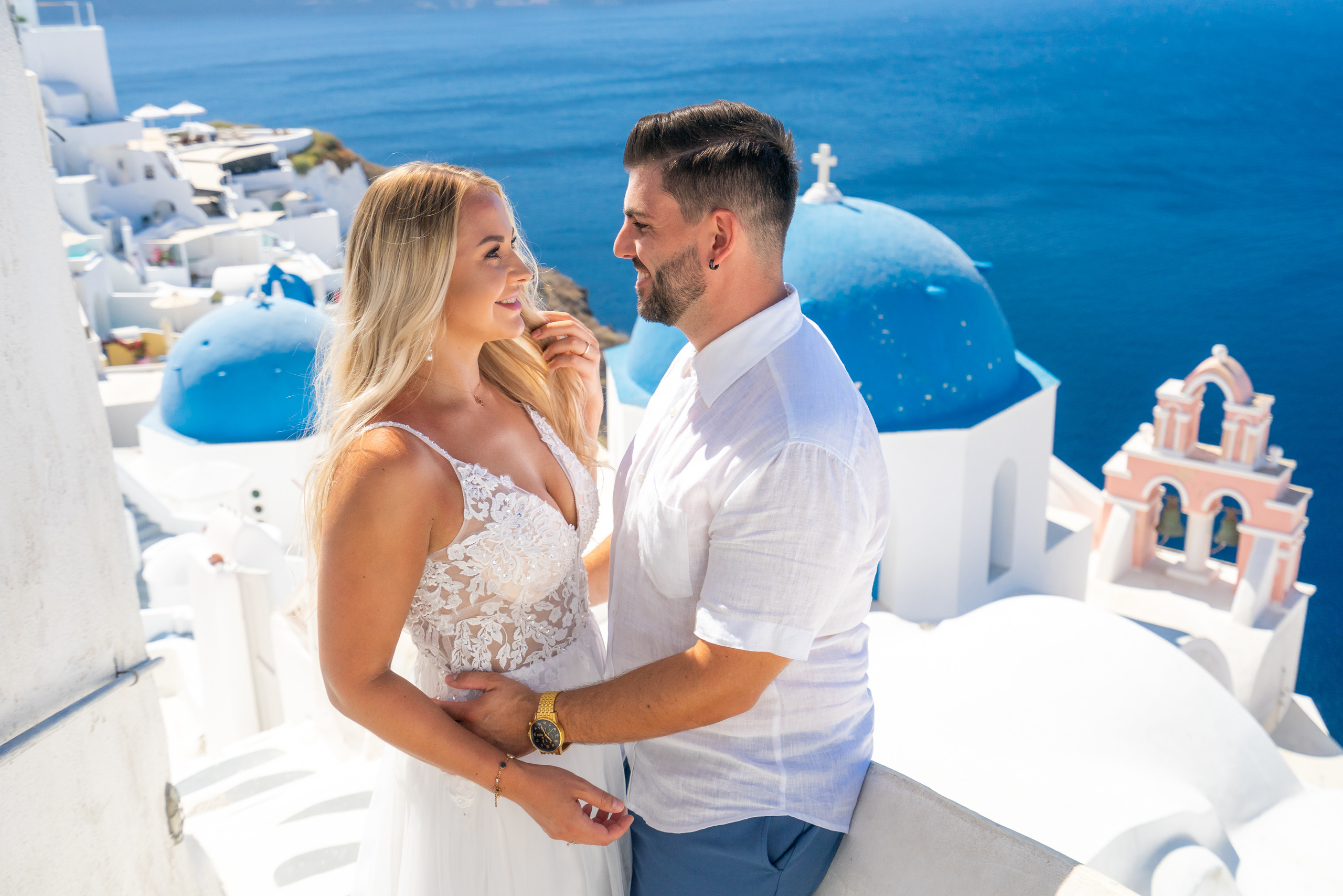 Séance photo de mariage à Oia Santorin. Photographe vidéaste à Santorin|Séances photos de Robe volante Santorin|
