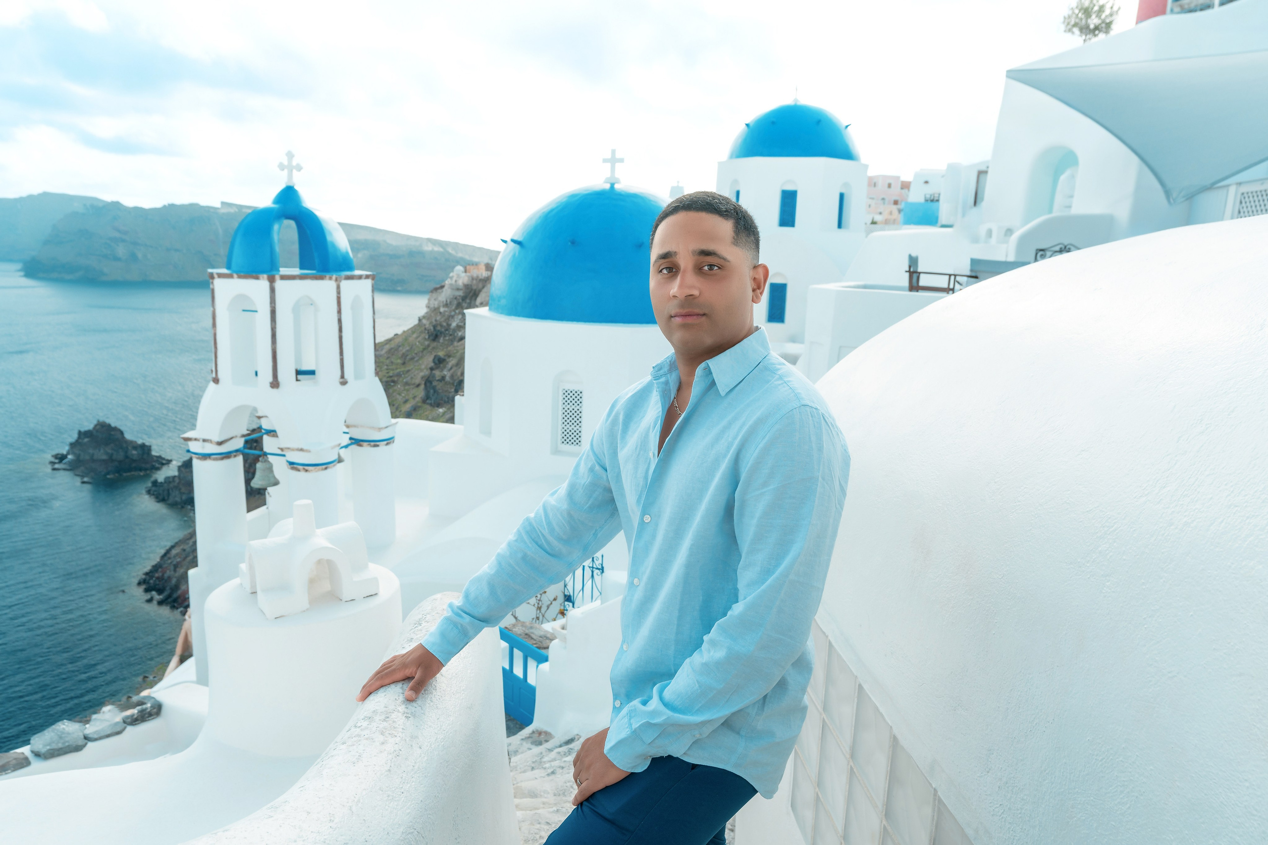 Séance photo à Santorin en mars: Sublimez vos clichés avec une robe volante bleu roi. Photographe vidéaste à Santorin|Séances photos de Robe volante Santorin|