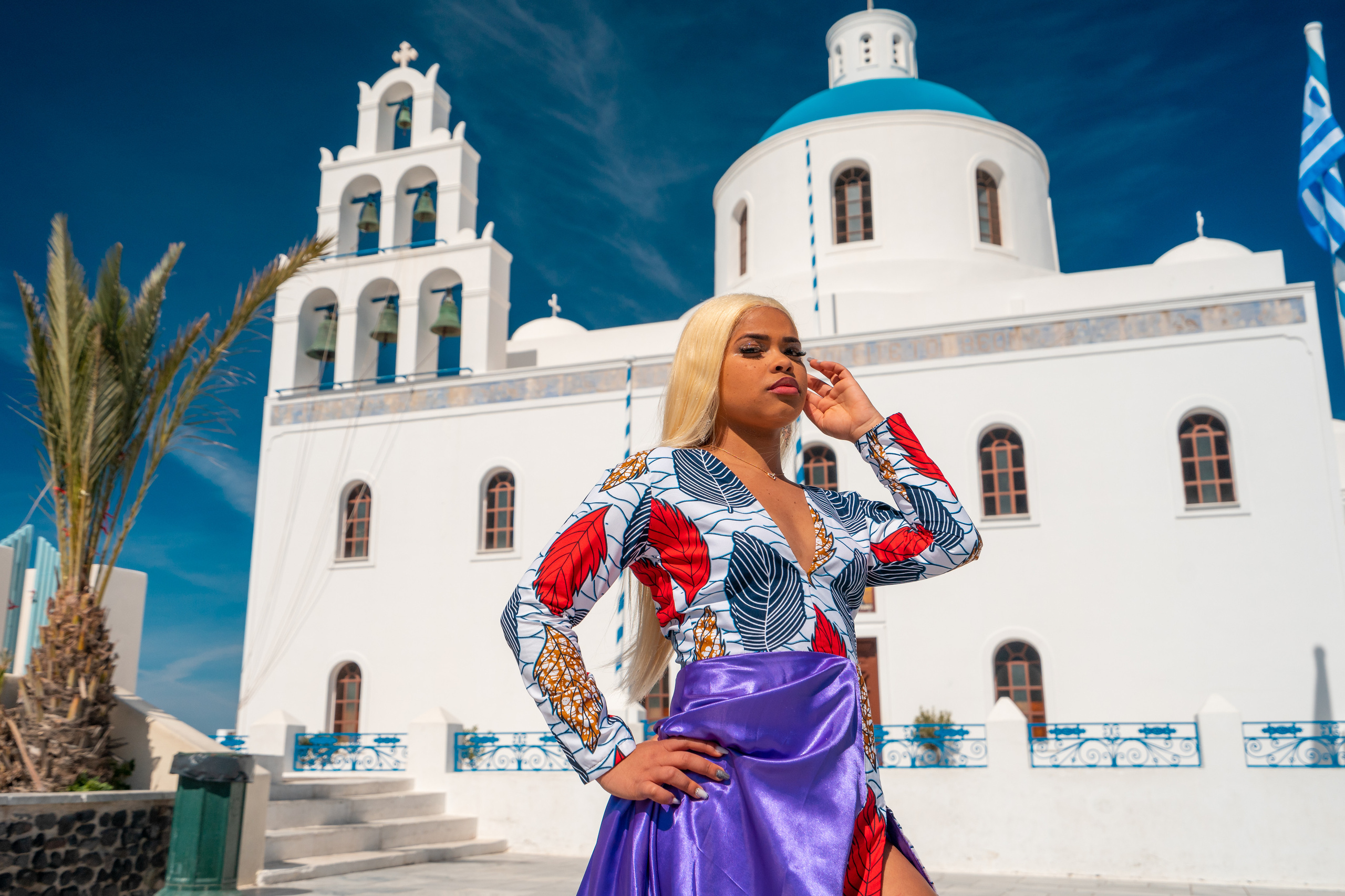 Une des séances photo complètes in Santorain (pas de Photoshop, 2020). Photographe vidéaste à Santorin|Séances photos de Robe volante Santorin|