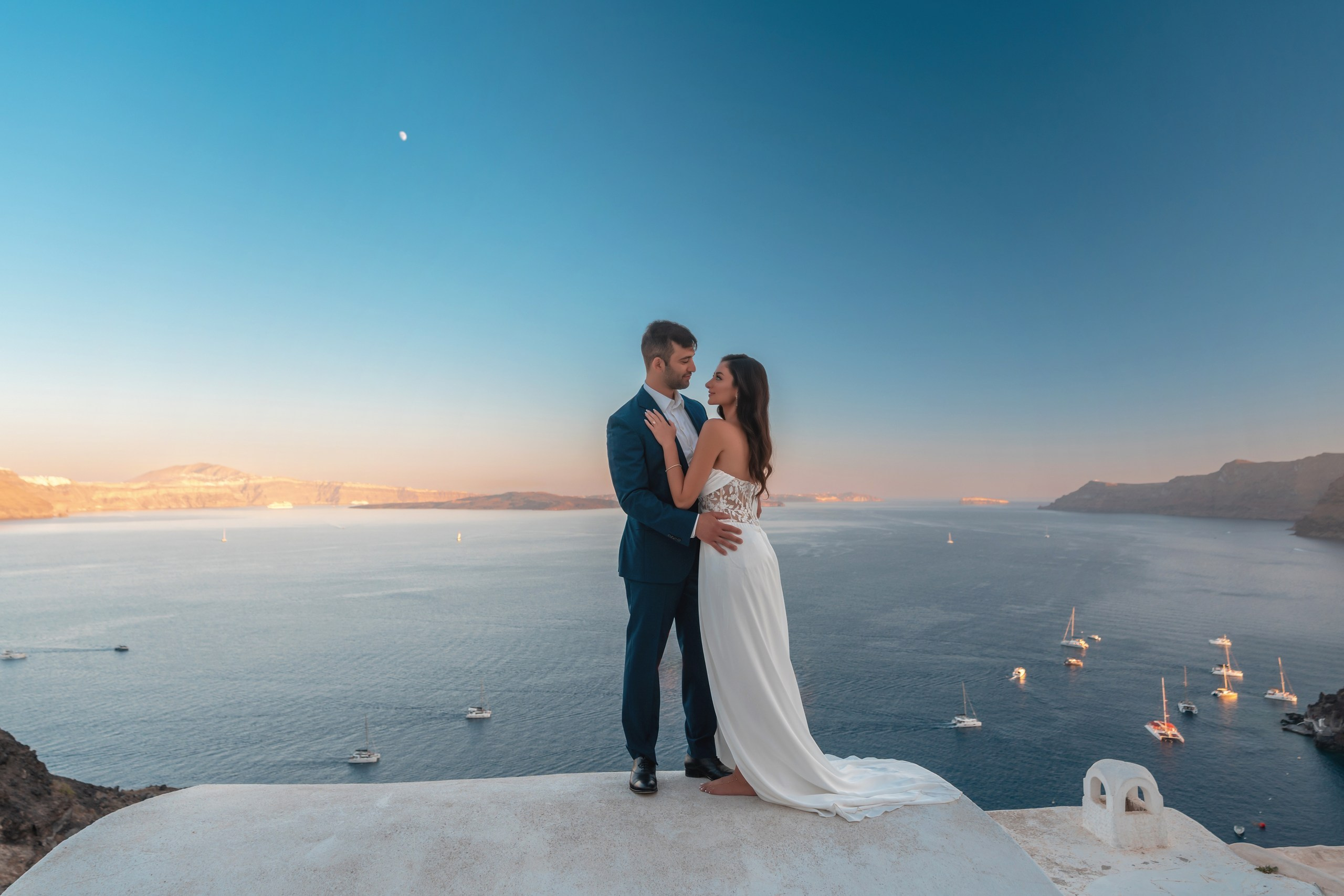 Golden Sunset Wedding in Santorini. Photographe vidéaste à Santorin|Séances photos de Robe volante Santorin|
