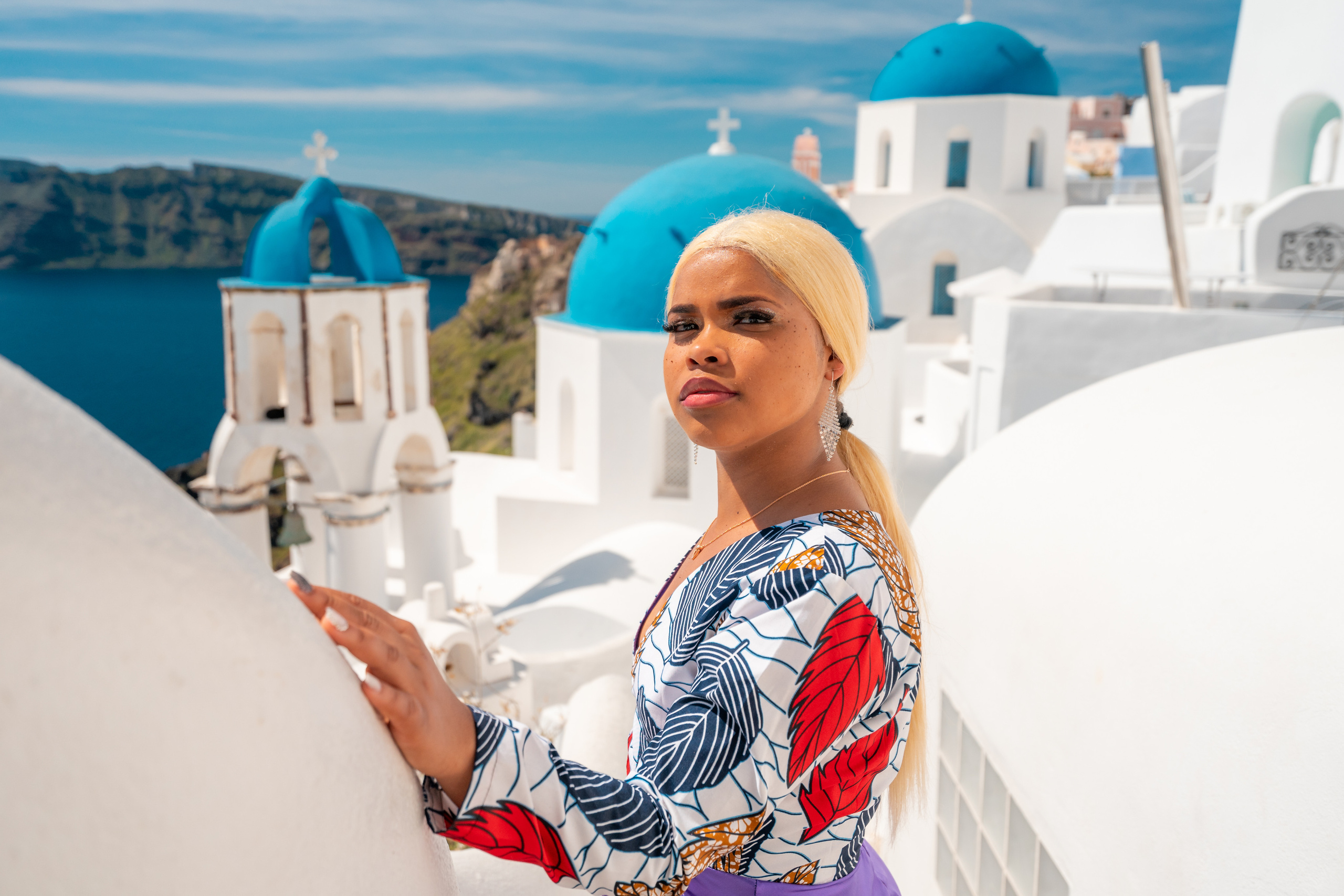Une des séances photo complètes in Santorain (pas de Photoshop, 2020). Photographe vidéaste à Santorin|Séances photos de Robe volante Santorin|