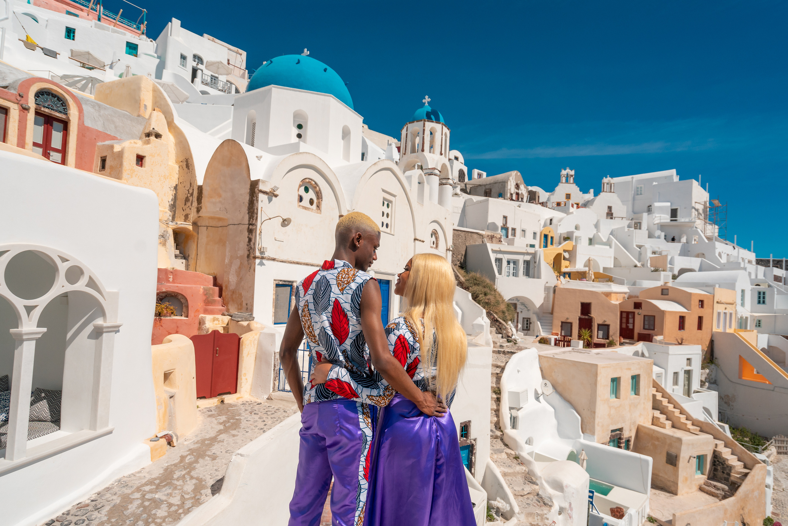 Une des séances photo complètes in Santorain (pas de Photoshop, 2020). Photographe vidéaste à Santorin|Séances photos de Robe volante Santorin|