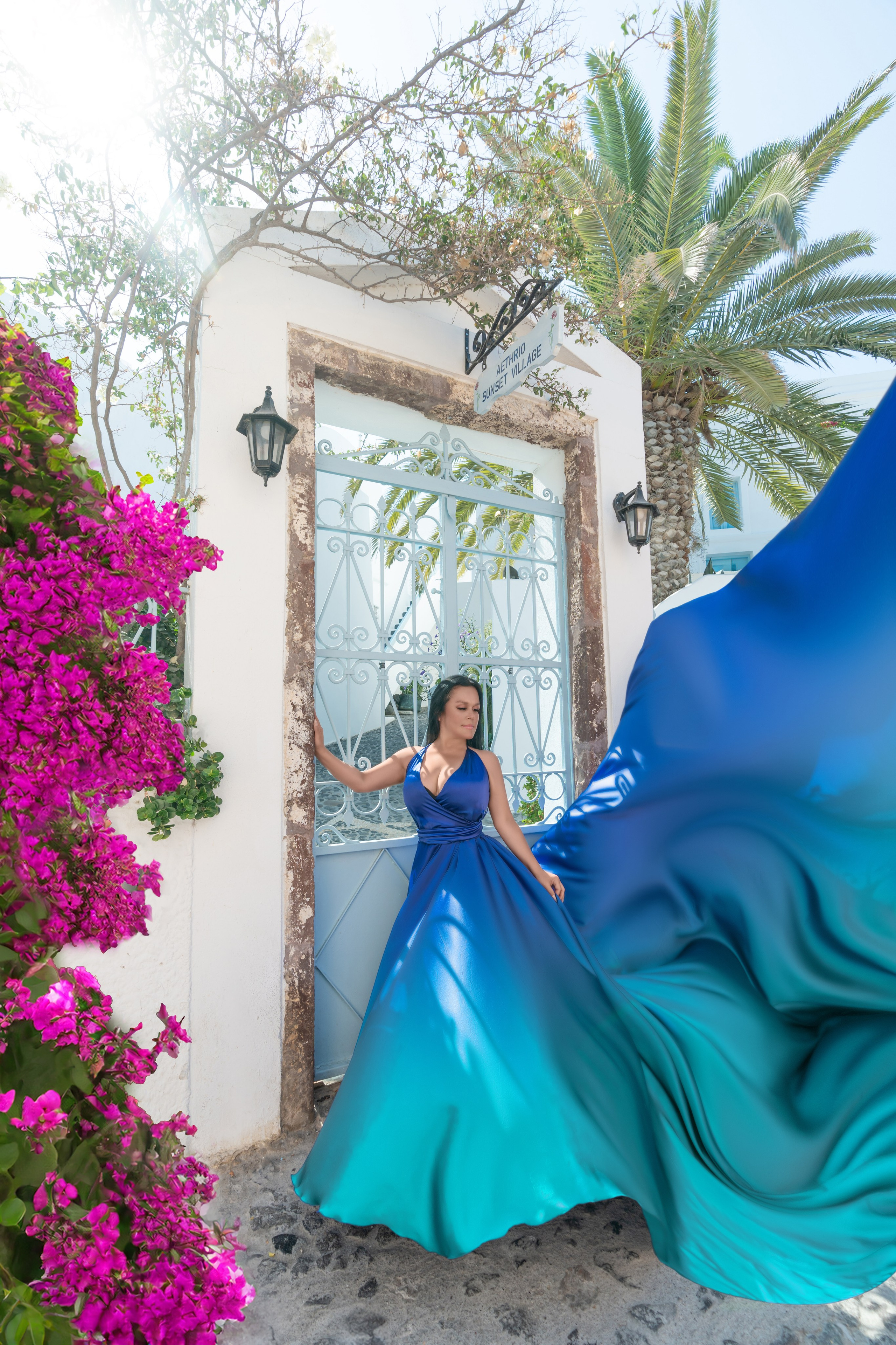 Robe Volante Bleu Royal Dos Nu | Tailles XS-L – Élégance et Fluidité. Photographe vidéaste à Santorin|Séances photos de Robe volante Santorin|