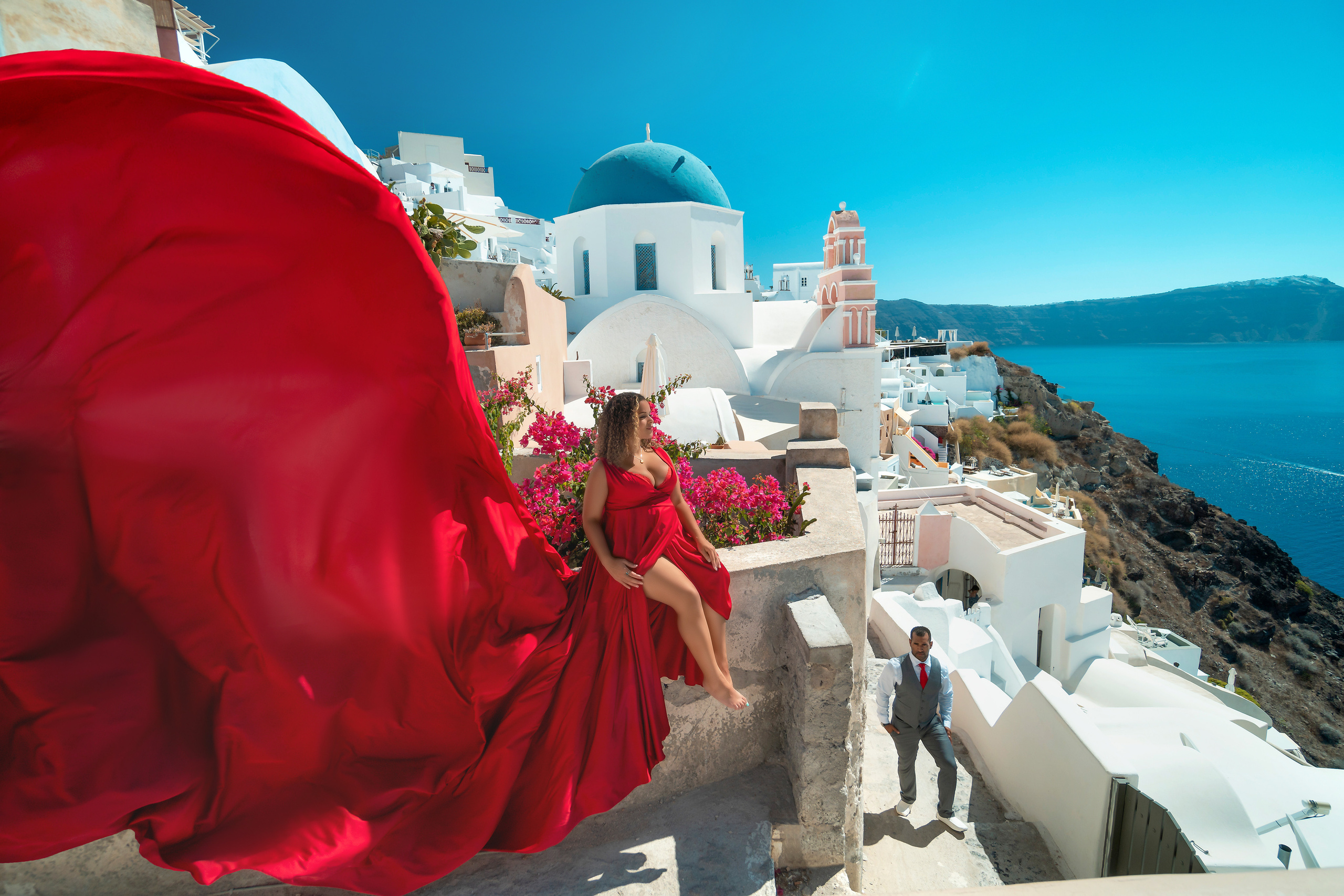 Séance Photo en Robe Volante pour Femme Enceinte – Séance Photo Maternité à Santorin. Photographe vidéaste à Santorin|Séances photos de Robe volante Santorin|