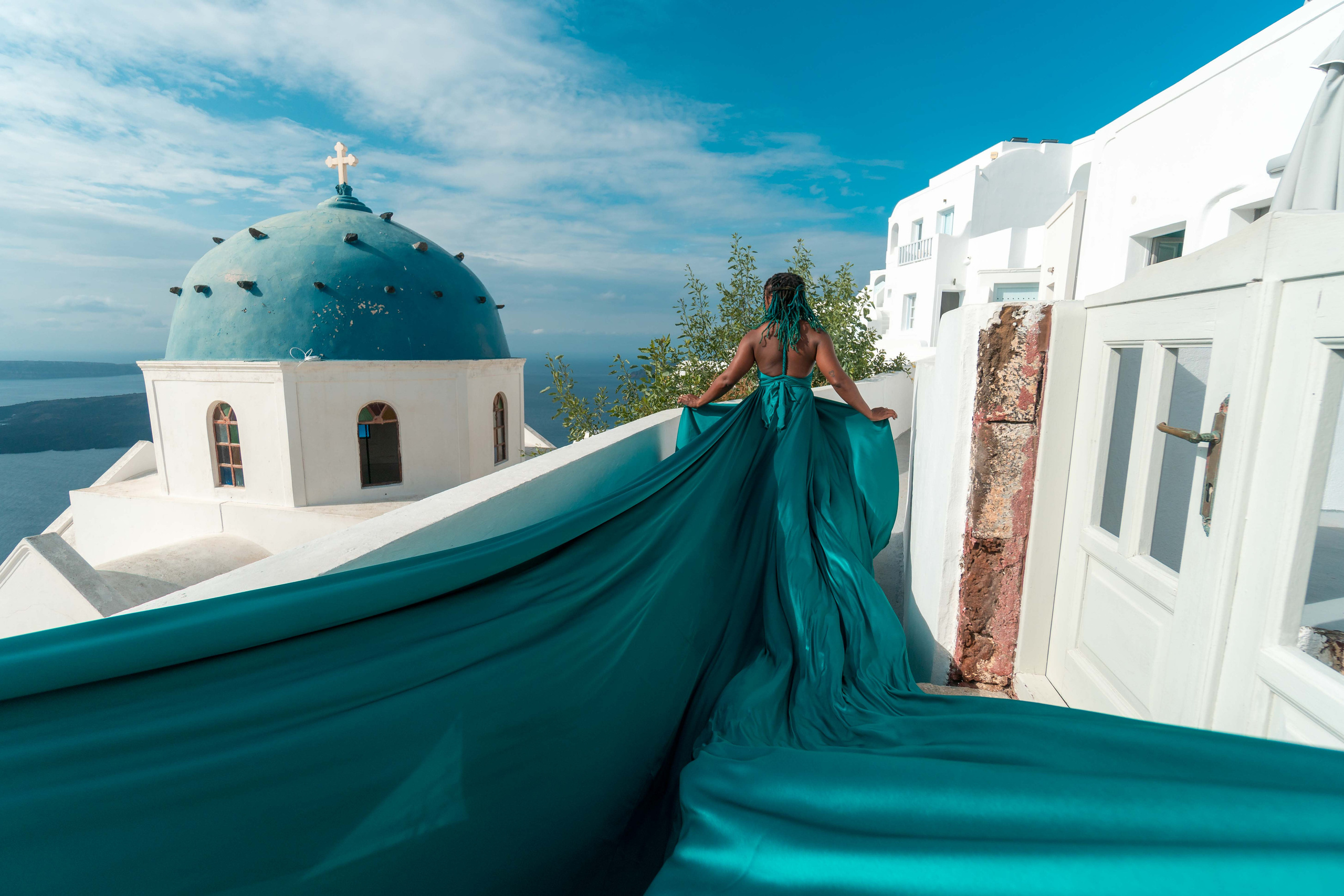 Turn heads in your Santorini photoshoot with Sokolove’s luxurious dark green flying dress. Bare-back elegance, graceful movement, and sizes XS-L for a flawless shoot