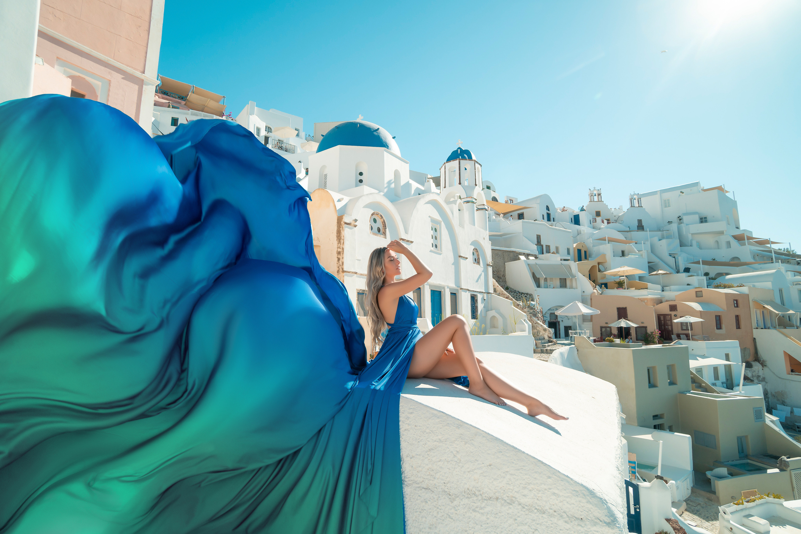 Robe Volante Bleu Royal Dos Nu | Tailles XS-L – Élégance et Fluidité. Photographe vidéaste à Santorin|Séances photos de Robe volante Santorin|