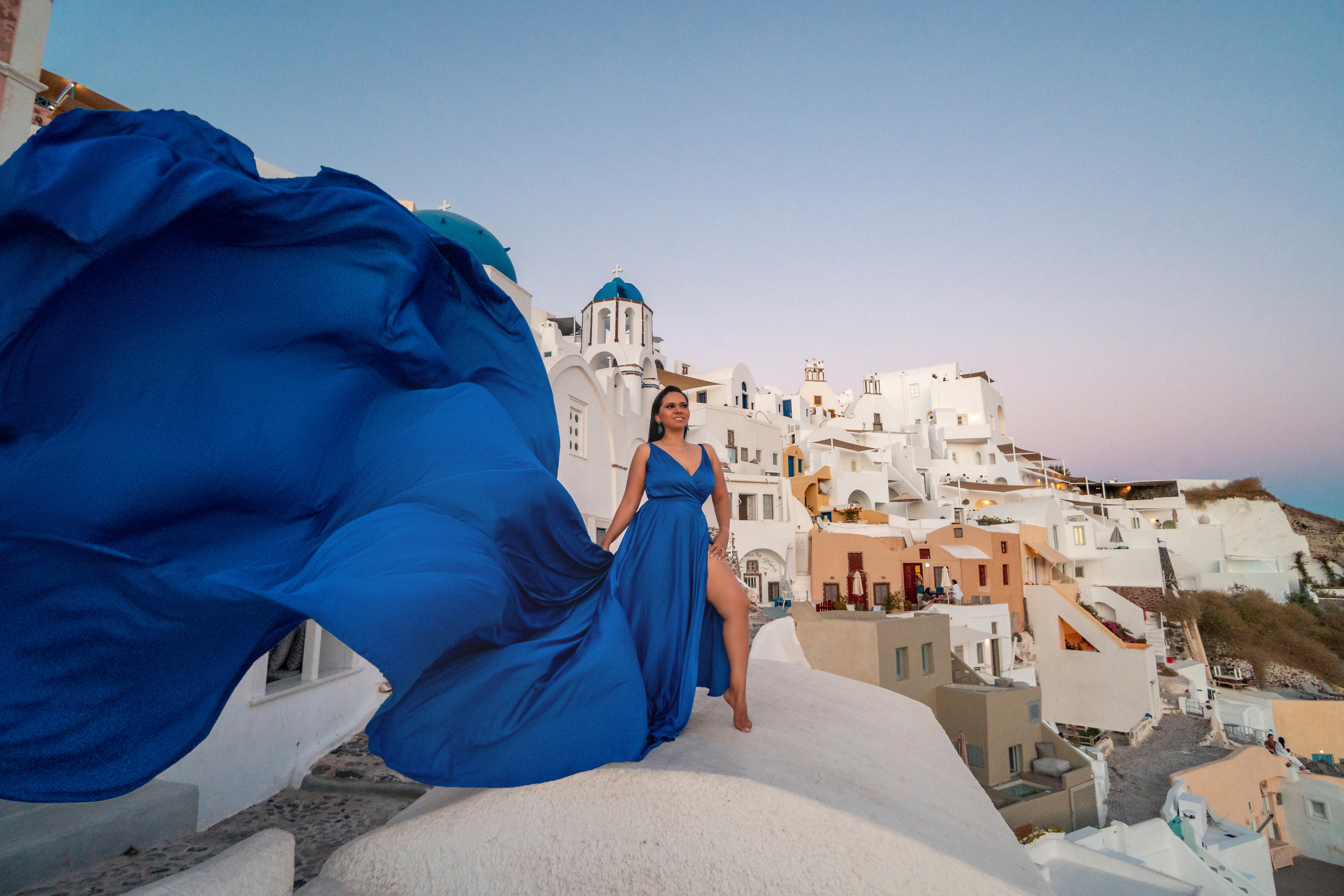 Sunset time in Oia, royal blue dress. Photographe vidéaste à Santorin|Séances photos de Robe volante Santorin|