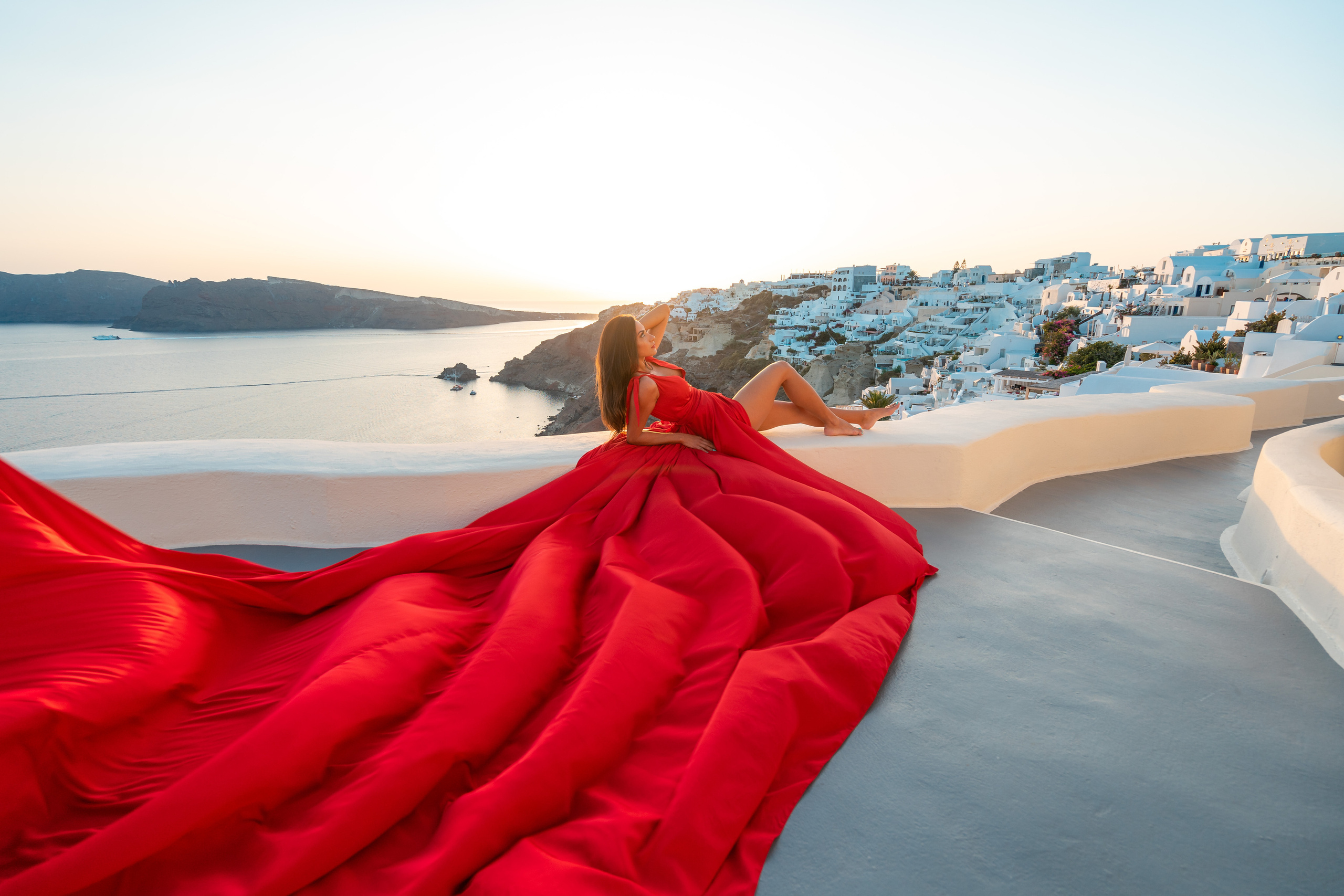 Robe volante rouge à Santorin - Dos en V, Tailles XS-XL, Location à 100 euros. Photographe vidéaste à Santorin|Séances photos de Robe volante Santorin|