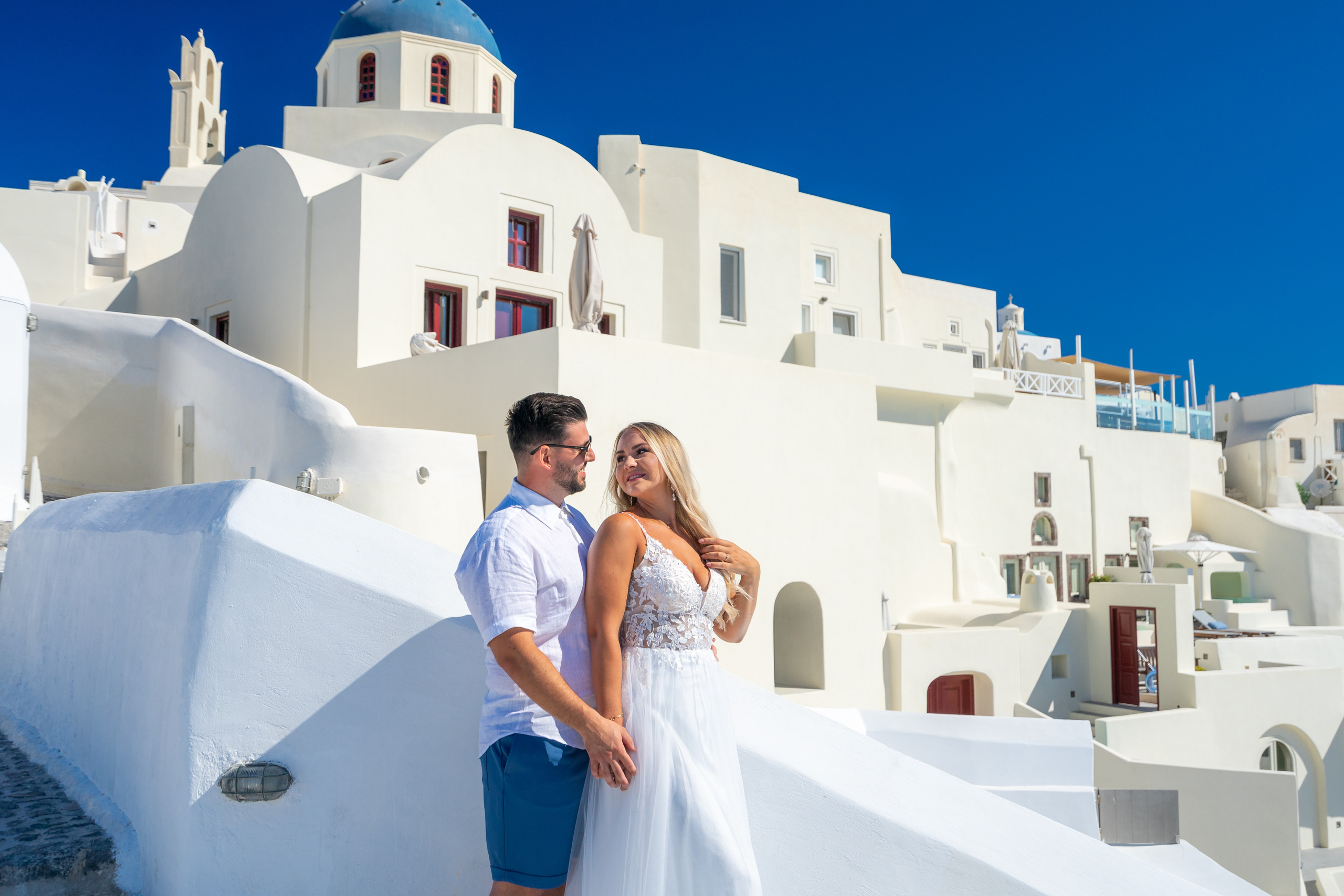 Séance photo de mariage à Oia Santorin. Photographe vidéaste à Santorin|Séances photos de Robe volante Santorin|