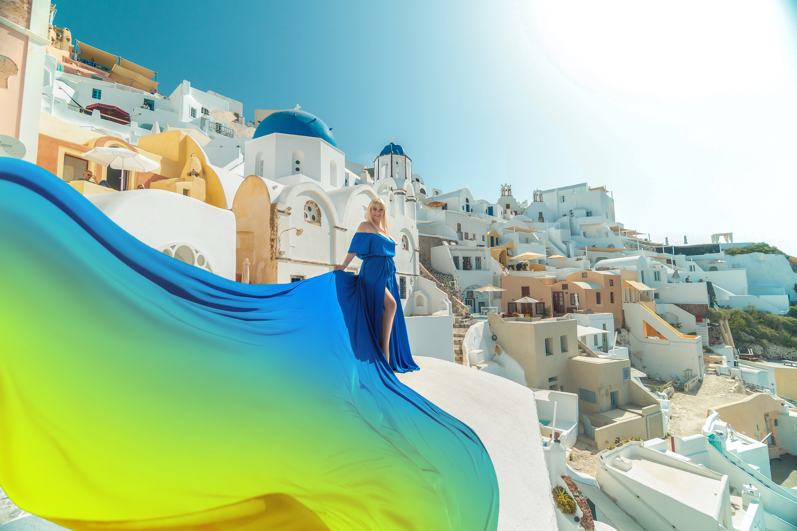 Photo session in Oia, Santorini in the morning “Ukraine”. Photographe vidéaste à Santorin|Séances photos de Robe volante Santorin|