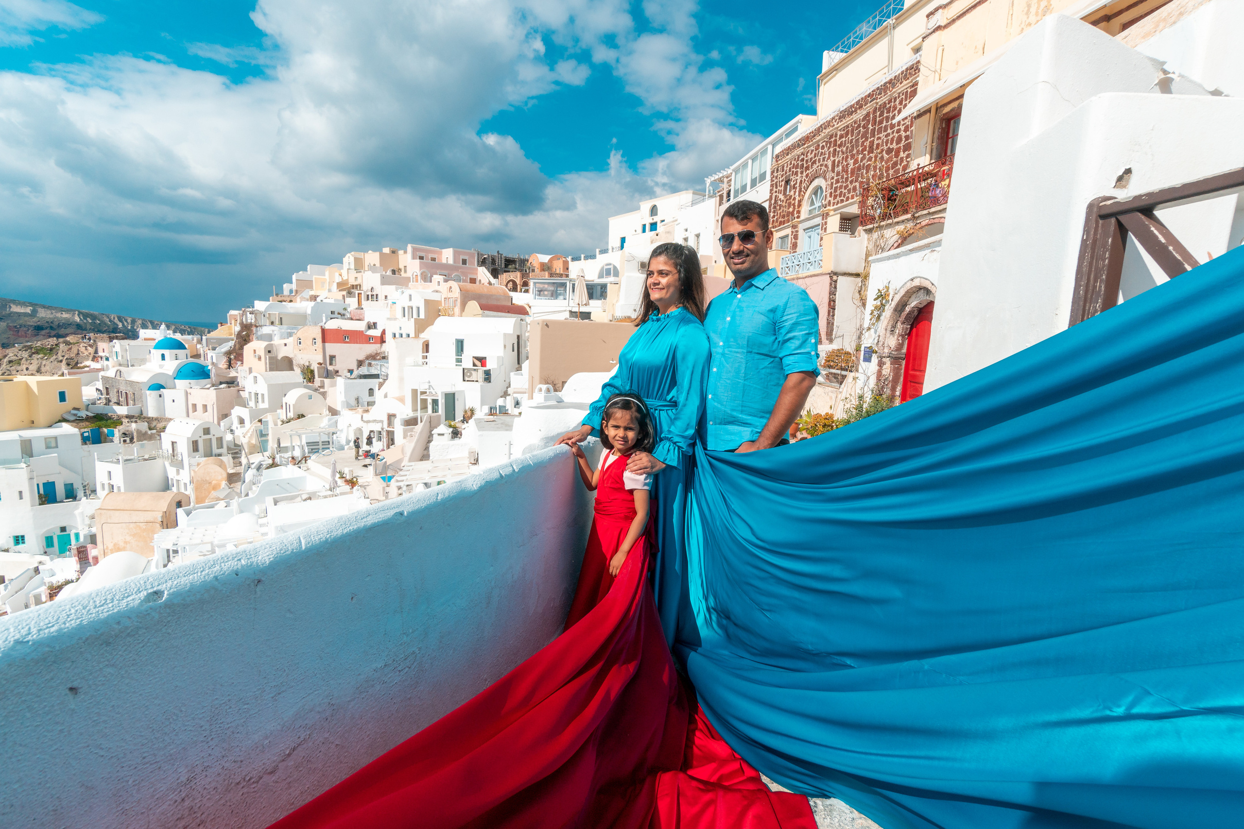 Photoshoot professionnel avec une robe volante. Photographe vidéaste à Santorin|Séances photos de Robe volante Santorin|