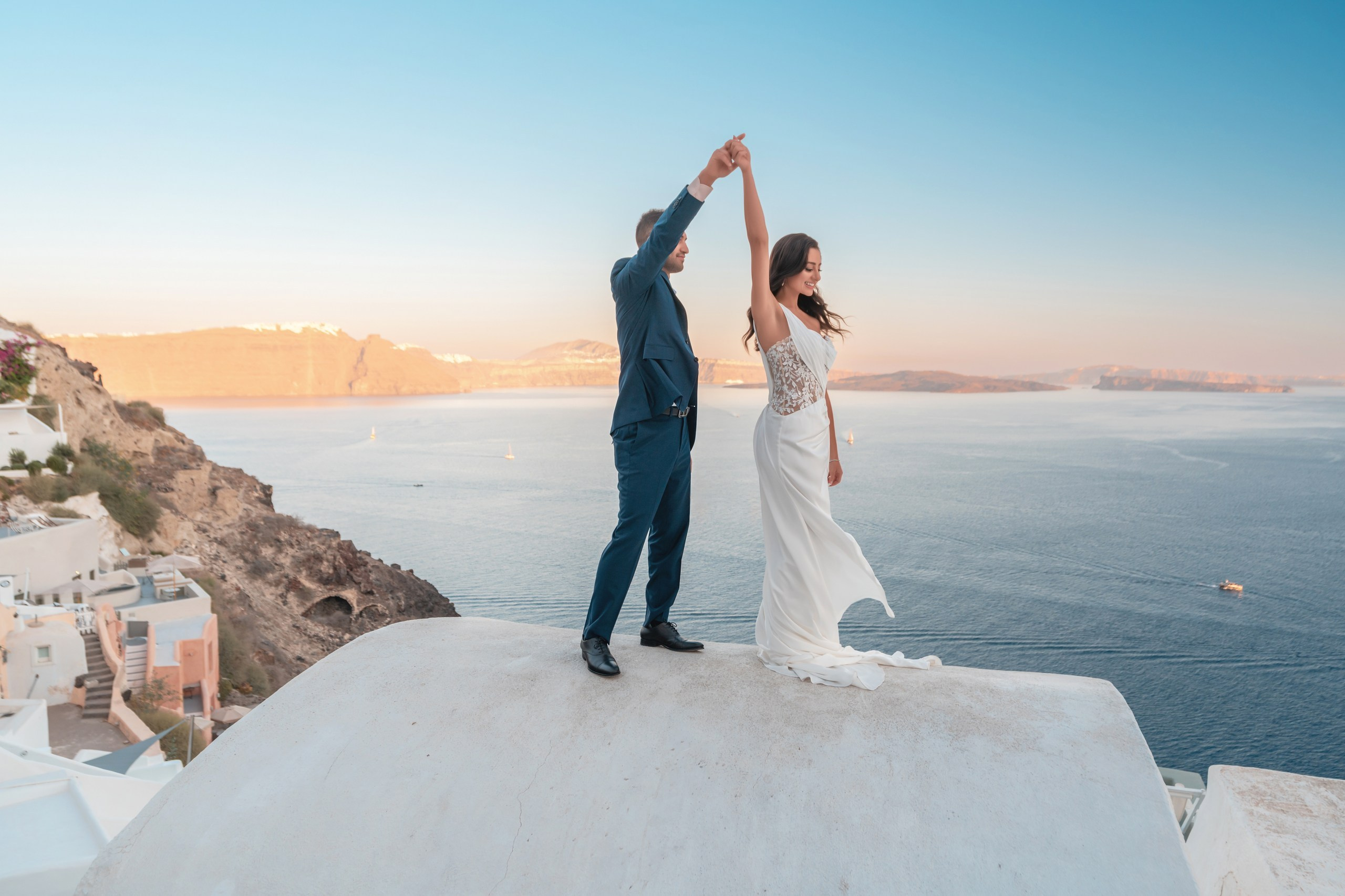 Golden Sunset Wedding in Santorini. Photographe vidéaste à Santorin|Séances photos de Robe volante Santorin|
