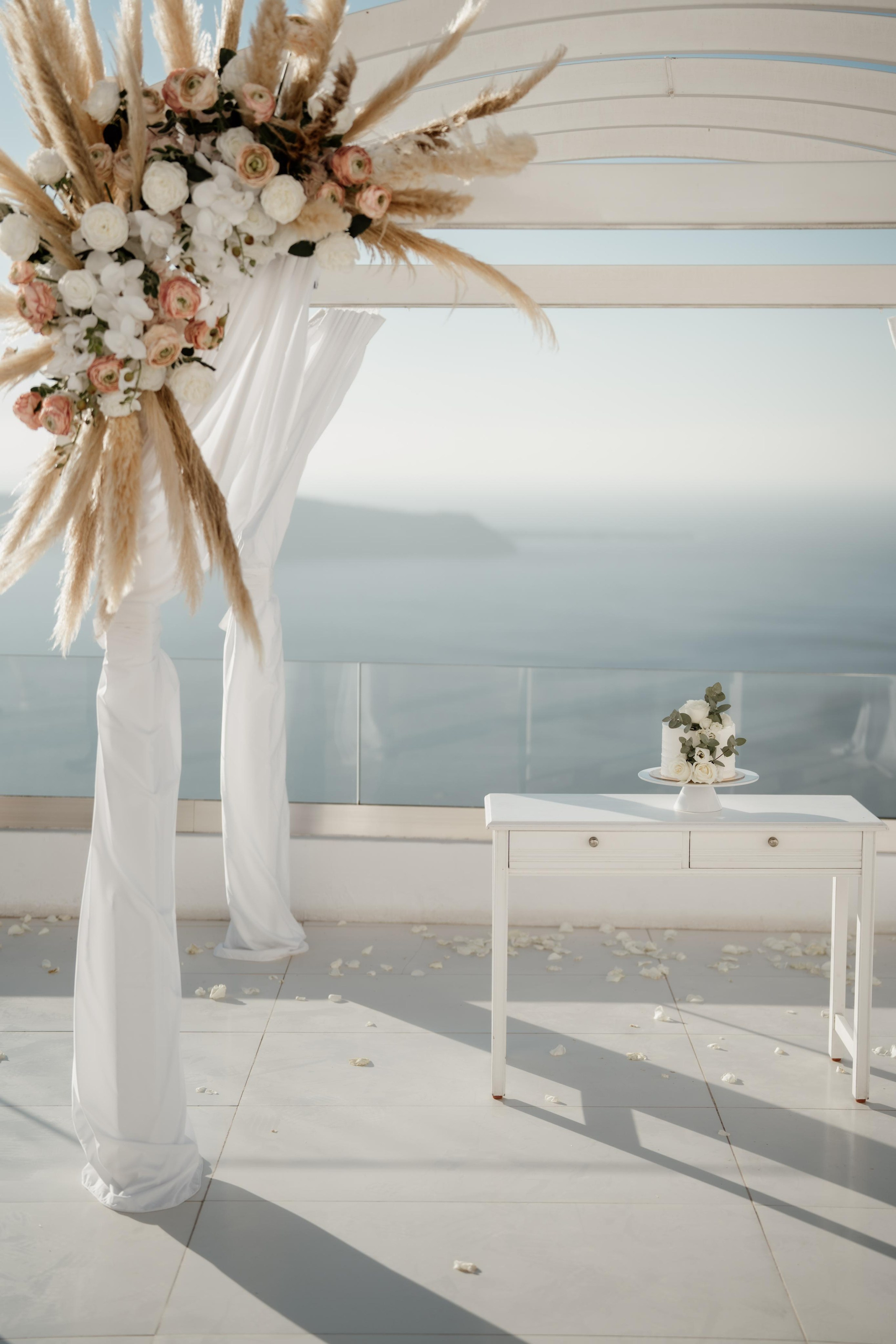 Magical Floral Decor Ideas for Secret Marriage Proposals in Stunning Santorini Venues. Photographe vidéaste à Santorin|Séances photos de Robe volante Santorin|