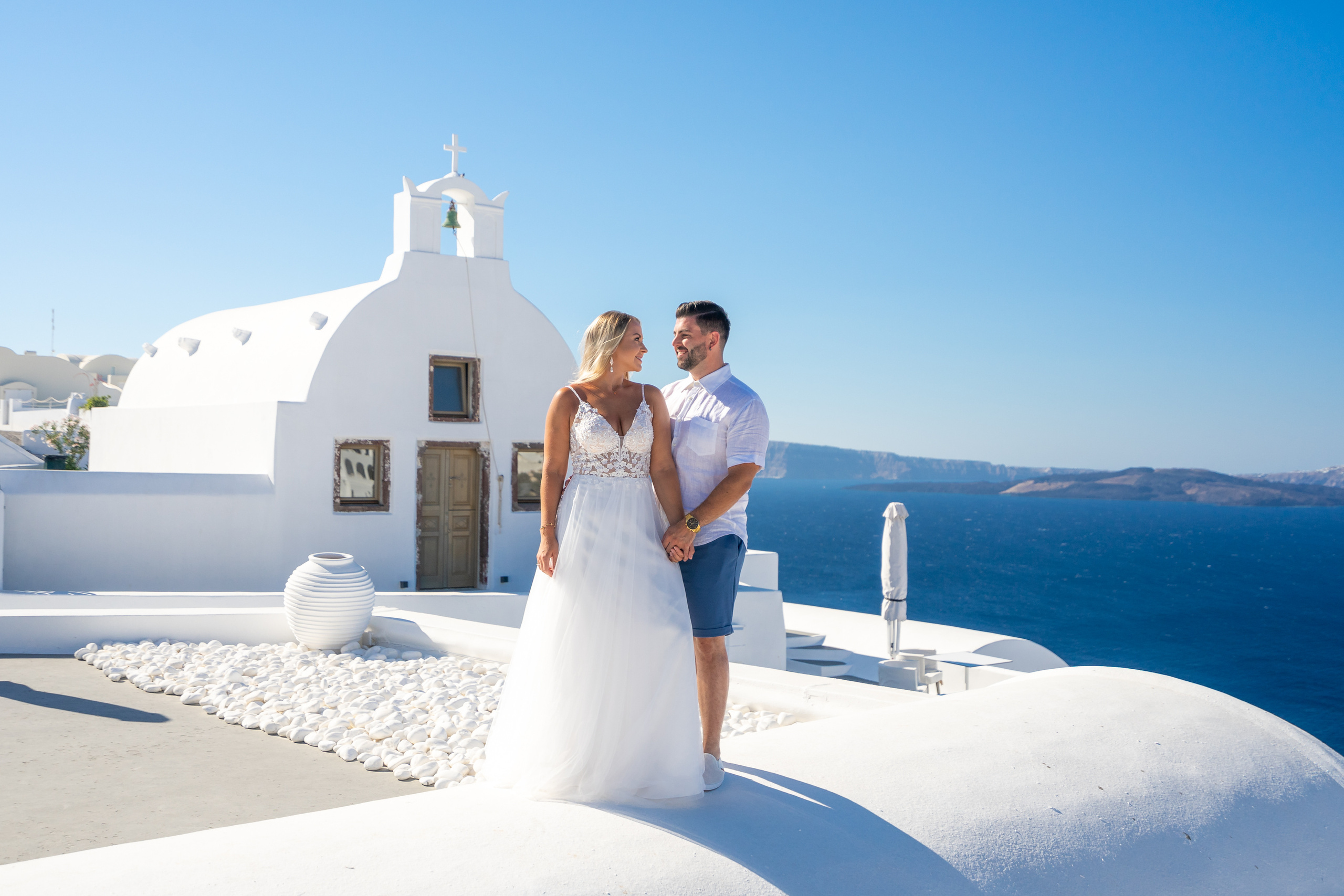 Séance photo de mariage à Oia Santorin. Photographe vidéaste à Santorin|Séances photos de Robe volante Santorin|