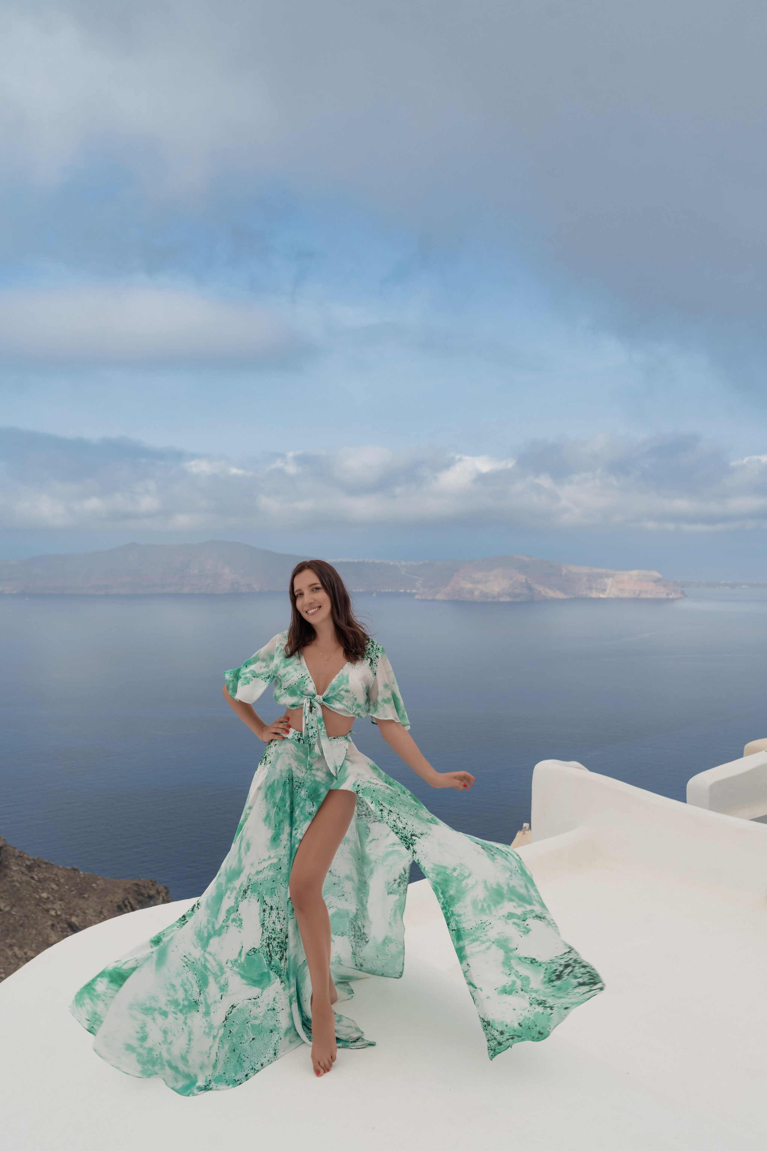 Rêves au coucher du soleil : à la découverte d'Imerovigli, Santorin avec Julia. Photographe vidéaste à Santorin|Séances photos de Robe volante Santorin|