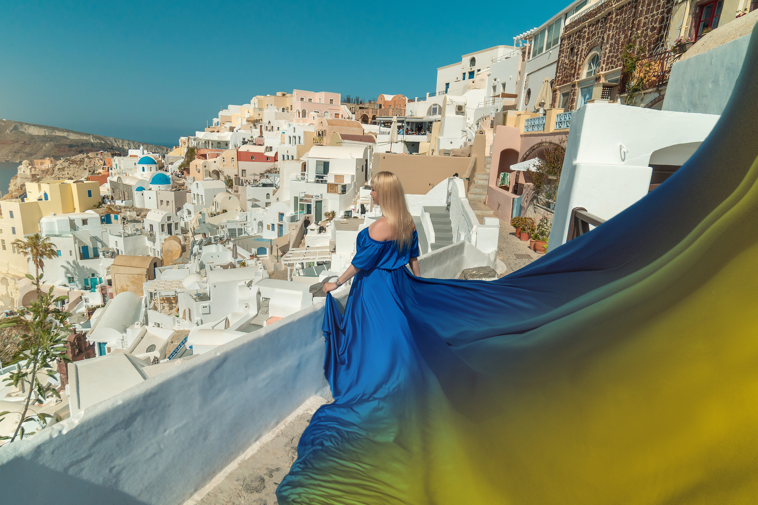 Photo session in Oia, Santorini in the morning “Ukraine”. Photographe vidéaste à Santorin|Séances photos de Robe volante Santorin|