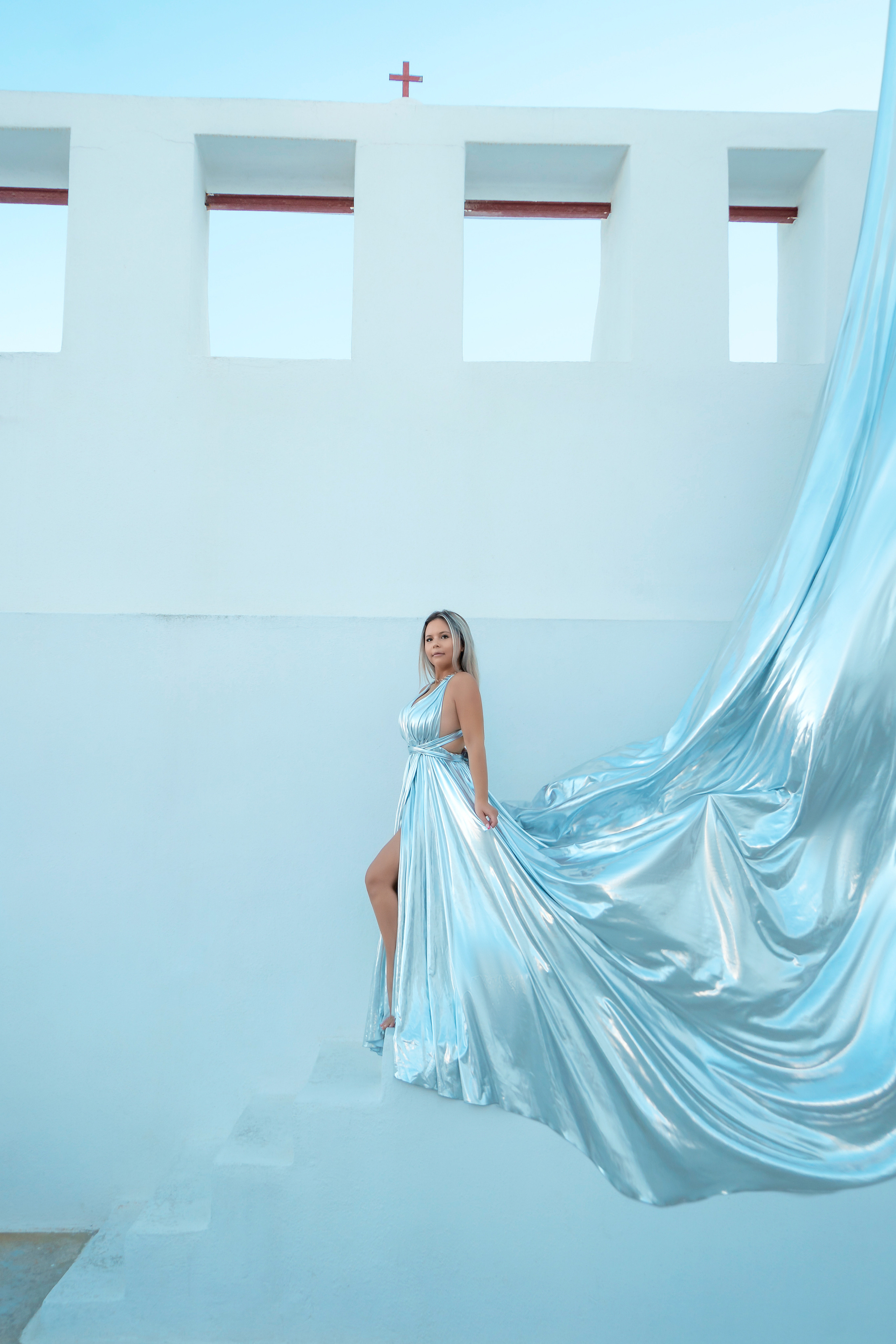 Silver dress, sunset Oia. Photographe vidéaste à Santorin|Séances photos de Robe volante Santorin|