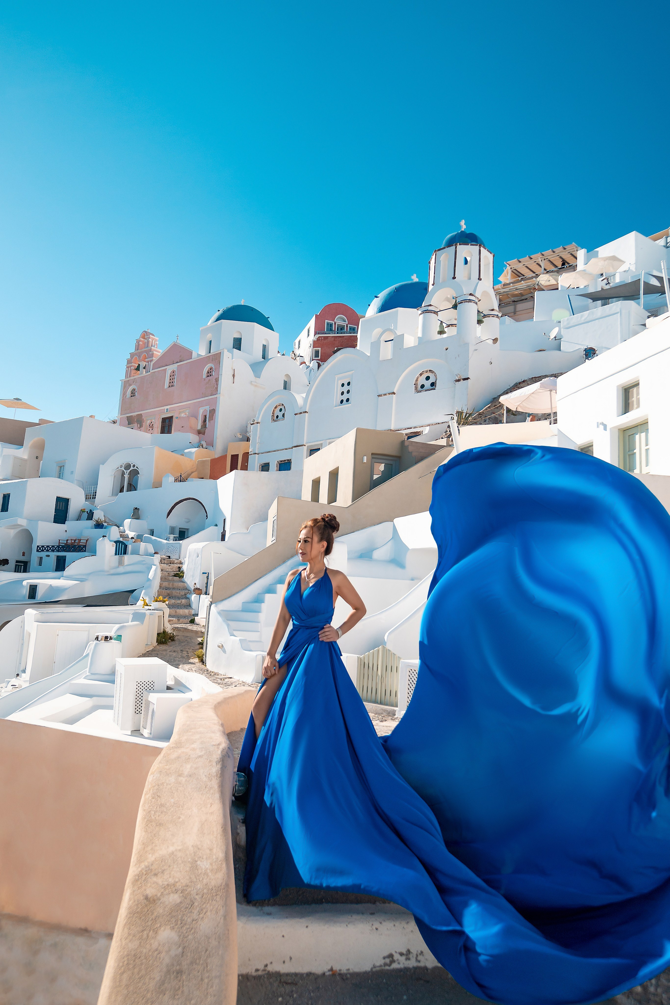 Robe Volante Bleu Royal Dos Nu | Tailles XS-L – Élégance et Fluidité. Photographe vidéaste à Santorin|Séances photos de Robe volante Santorin|