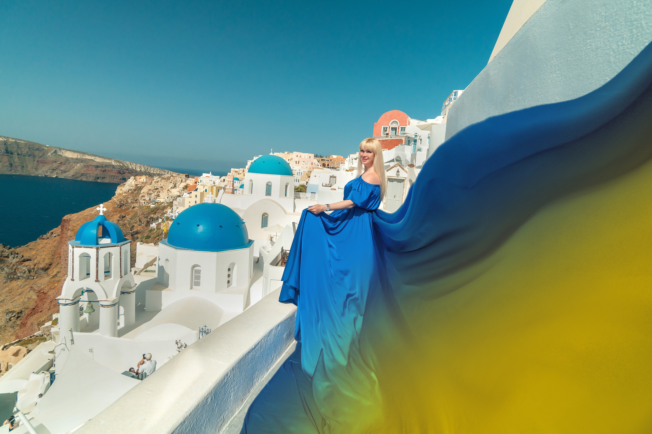 Photo session in Oia, Santorini in the morning “Ukraine”. Photographe vidéaste à Santorin|Séances photos de Robe volante Santorin|