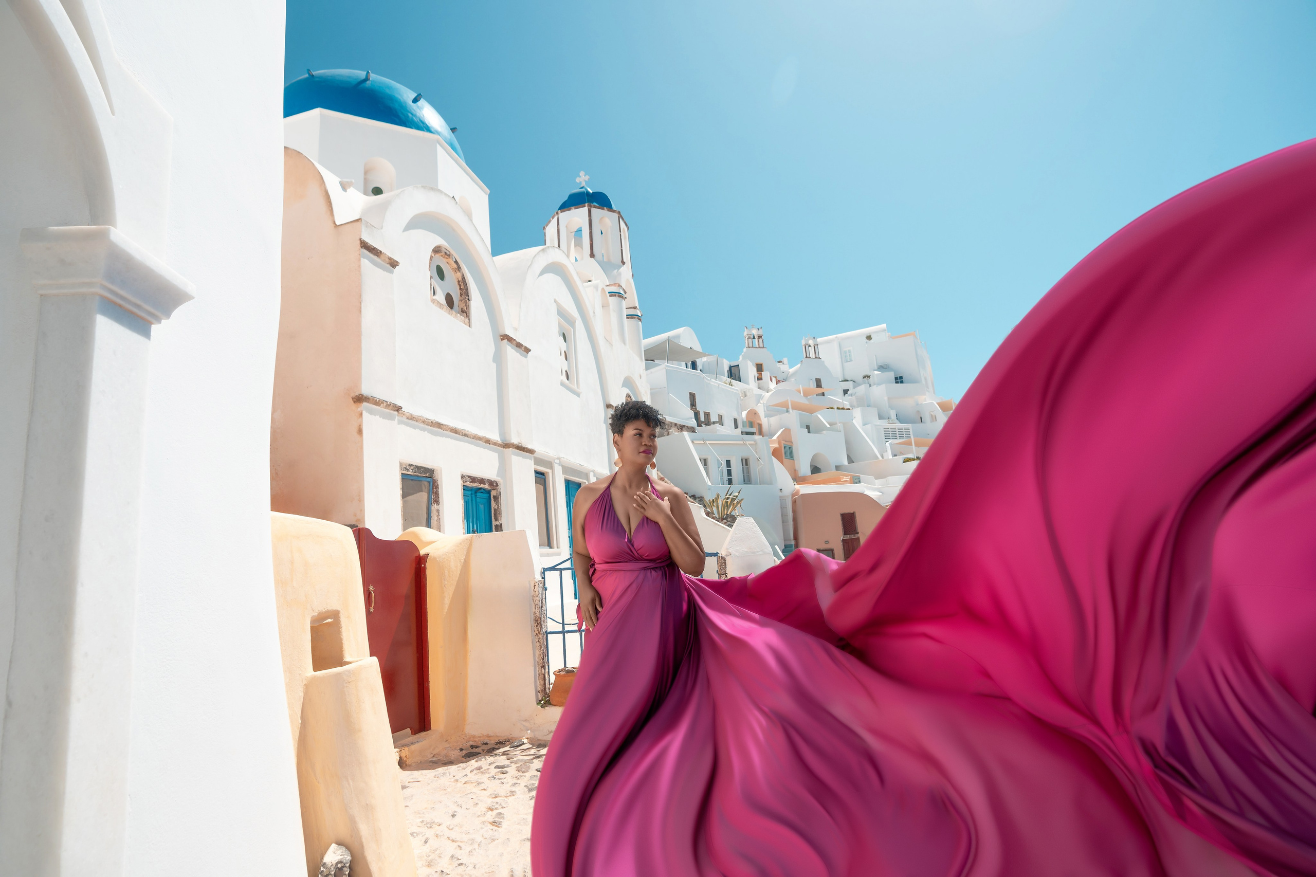 Robe volante fuchsia foncé dos nu XS-XL | Location 100 Euros. Photographe vidéaste à Santorin|Séances photos de Robe volante Santorin|