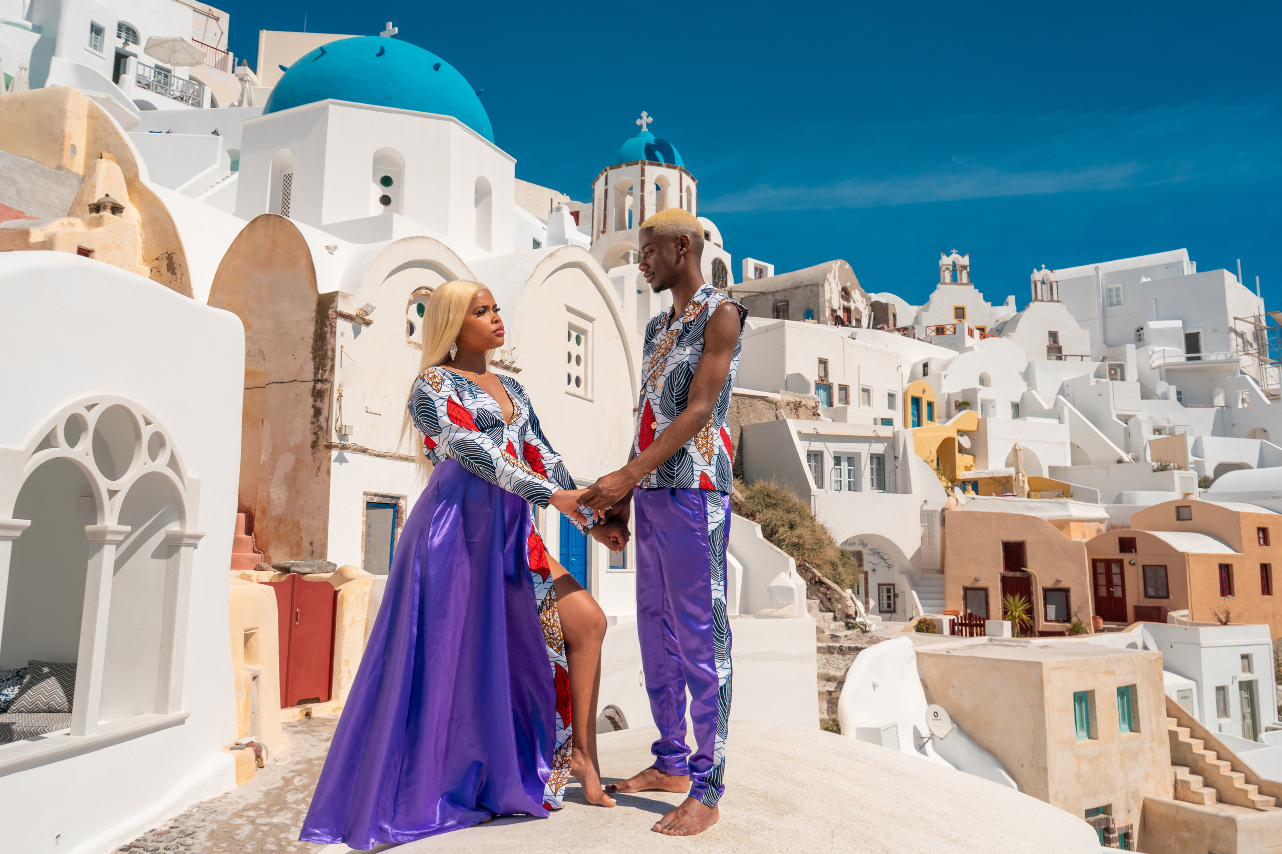 Une des séances photo complètes in Santorain (pas de Photoshop, 2020). Photographe vidéaste à Santorin|Séances photos de Robe volante Santorin|