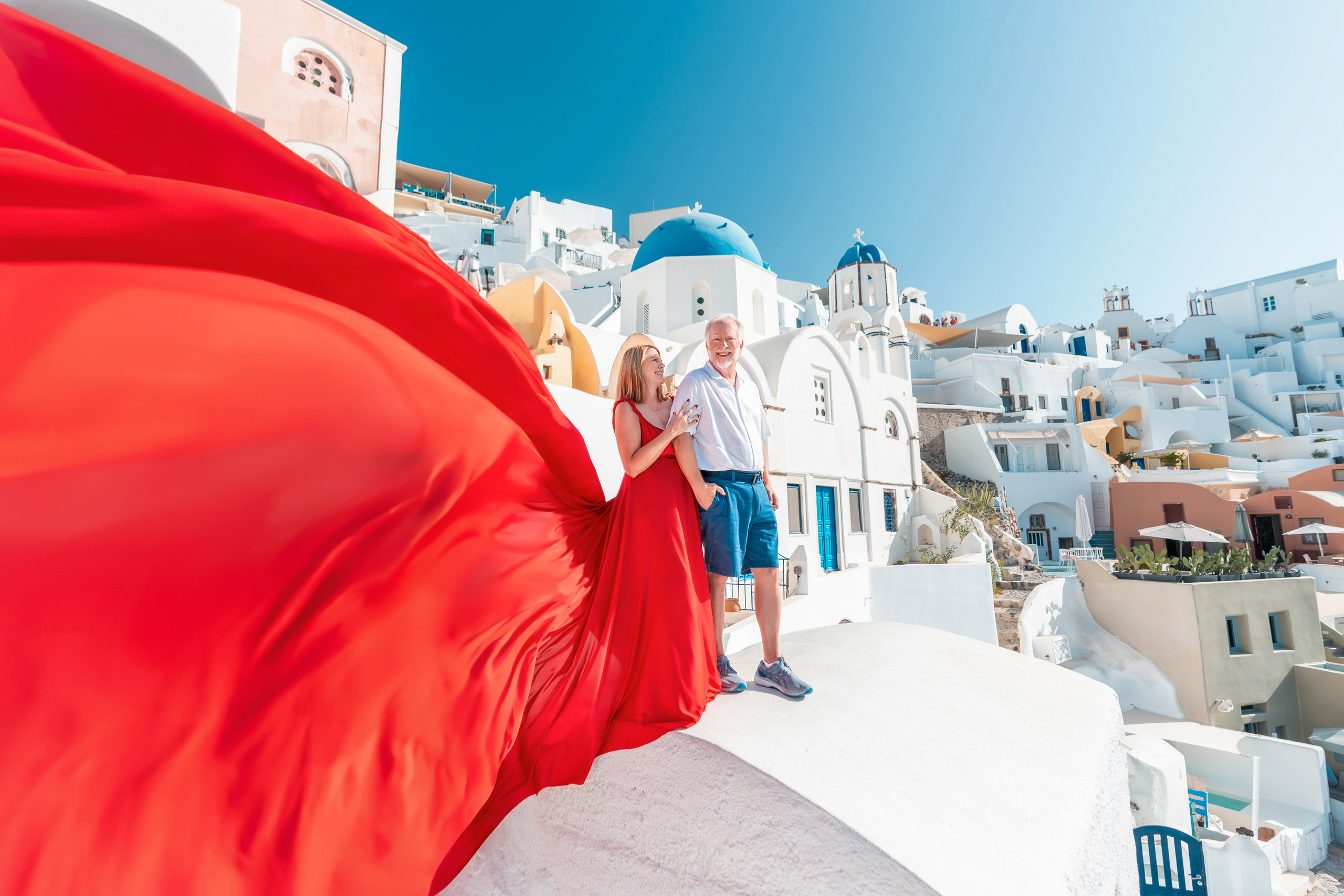 Why Photoshooting Is the Perfect Way to Celebrate an Important Life Event. Photographe vidéaste à Santorin|Séances photos de Robe volante Santorin|