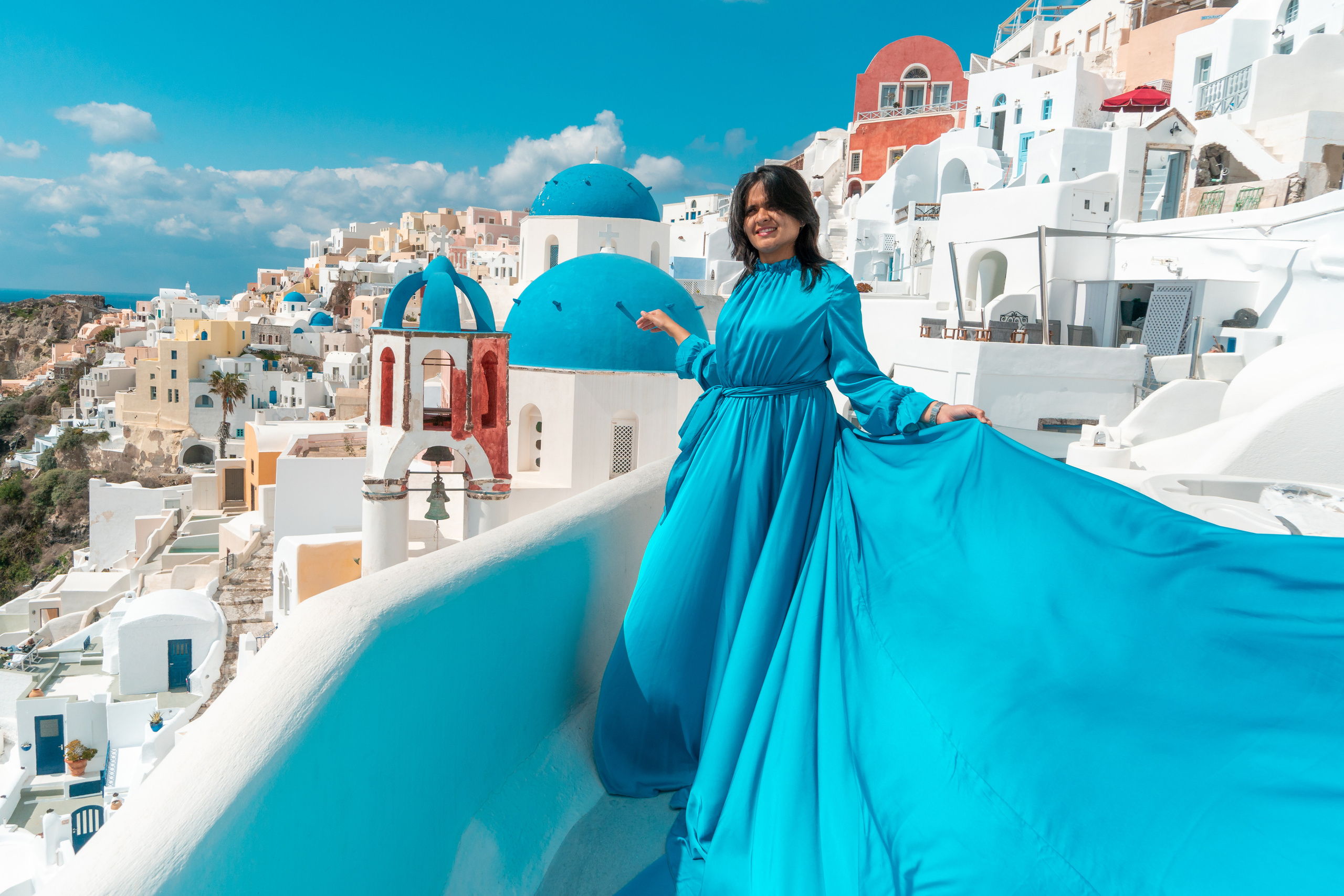Photoshoot professionnel avec une robe volante. Photographe vidéaste à Santorin|Séances photos de Robe volante Santorin|