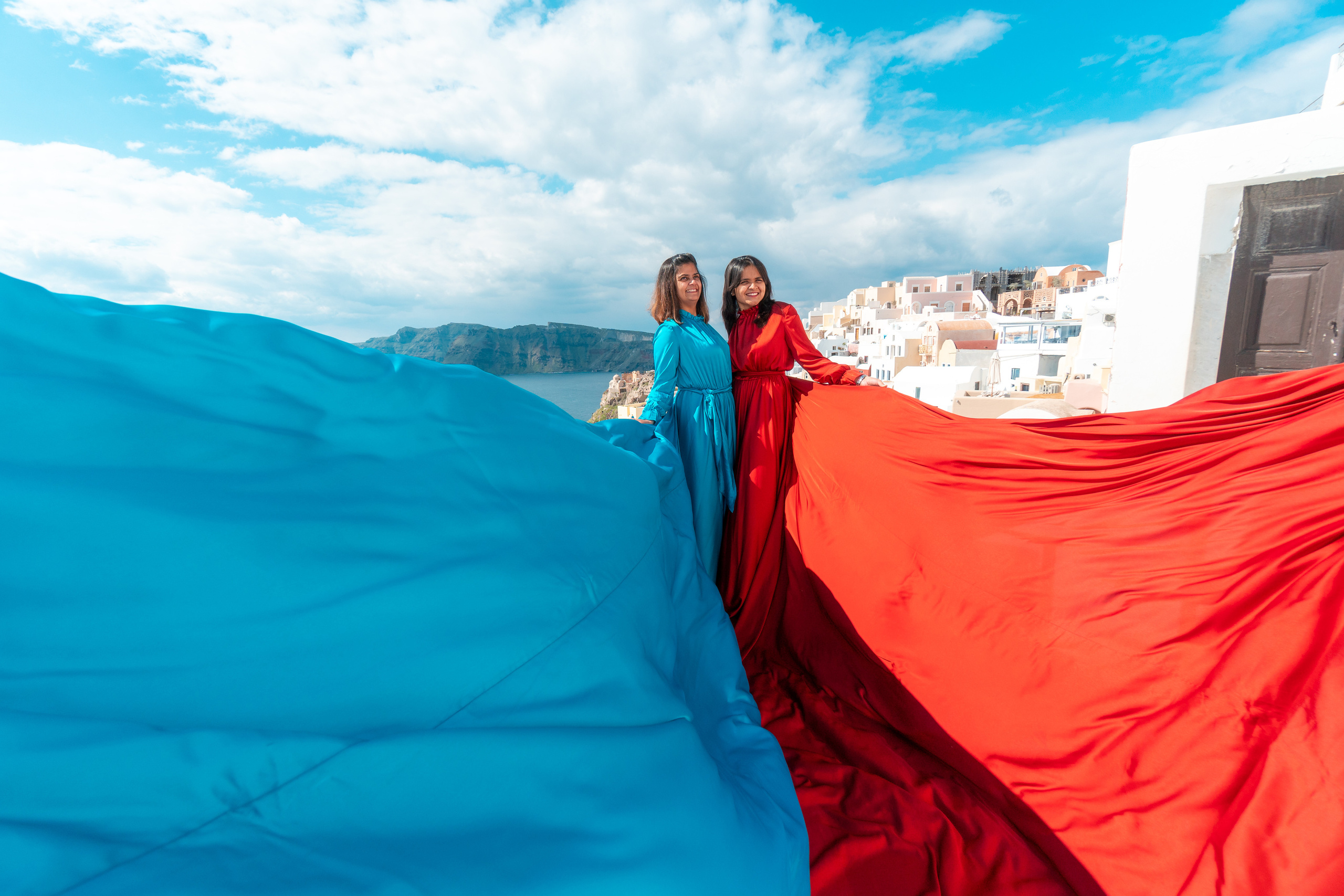 Photoshoot professionnel avec une robe volante. Photographe vidéaste à Santorin|Séances photos de Robe volante Santorin|